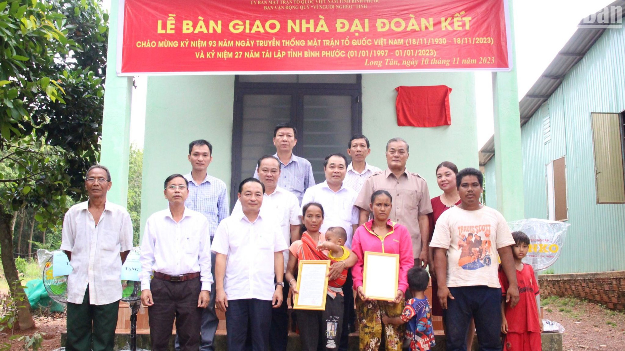 Lãnh đạo tỉnh Bình Phước trao nhà đại đoàn kết cho người nghèo tại huyện Bù Gia Mập.