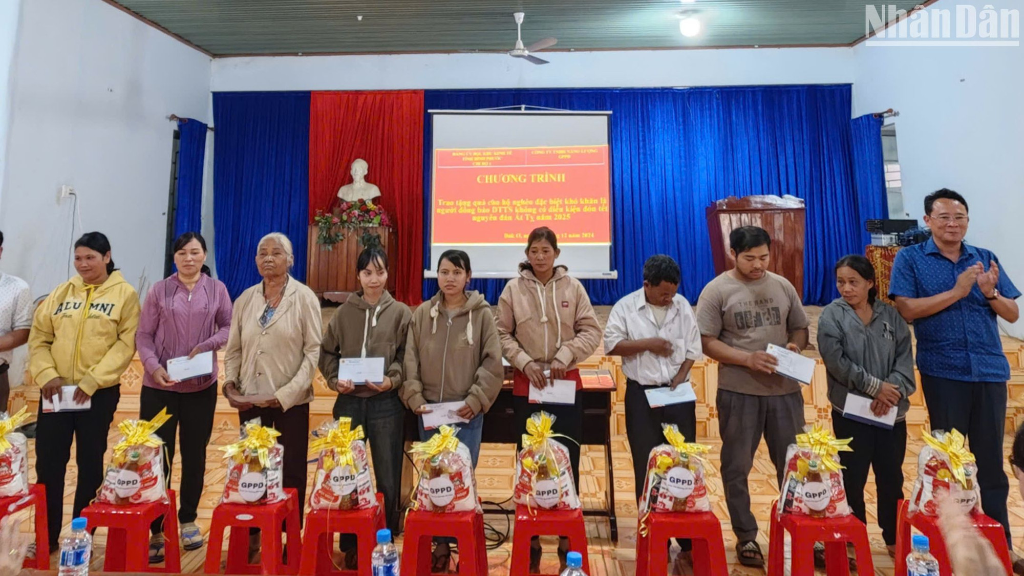 Lãnh đạo Huyện ủy Bù Gia Mập tặng quà cho người nghèo.