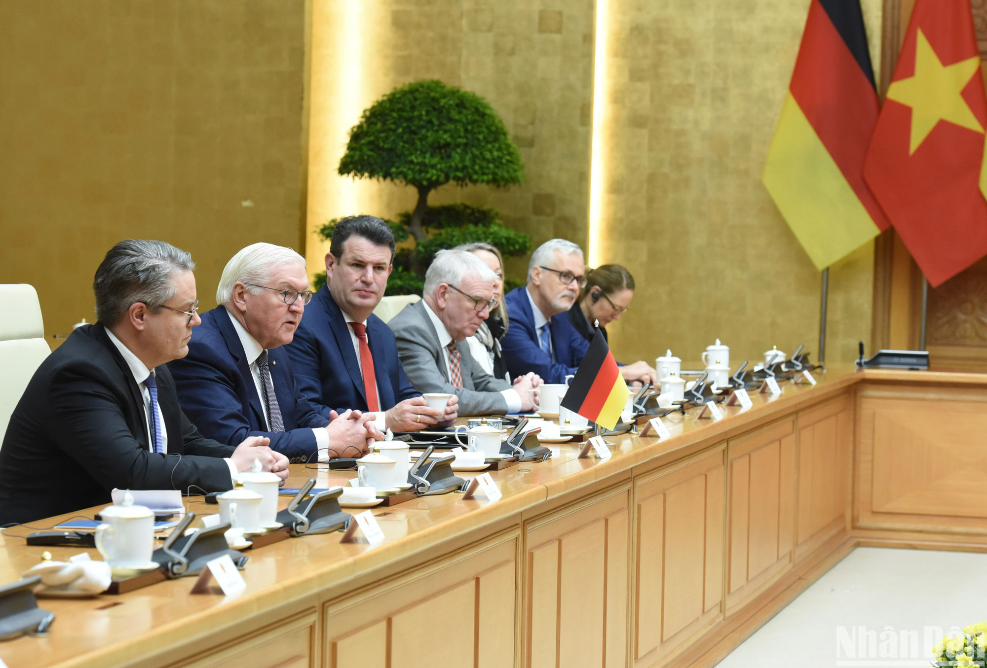Tổng thống Cộng hòa Liên bang Đức Frank-Walter Steinmeier và các thành viên tham dự buổi hội kiến Thủ tướng Phạm Minh Chính.