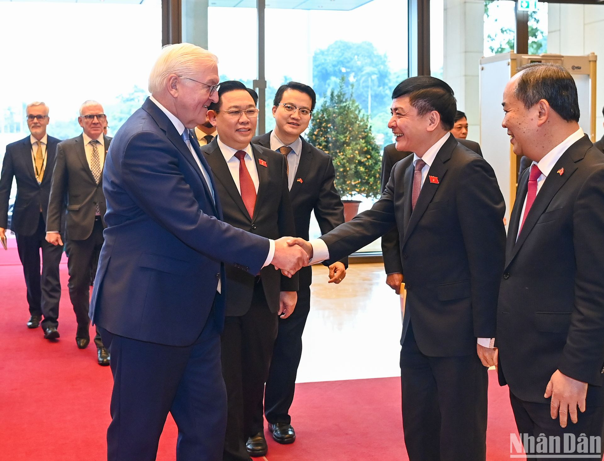 Chủ tịch Quốc hội Vương Đình Huệ giới thiệu với Tổng thống Cộng hòa Liên bang Đức Frank-Walter Steinmeier các đại biểu Việt Nam dự buổi hội kiến.