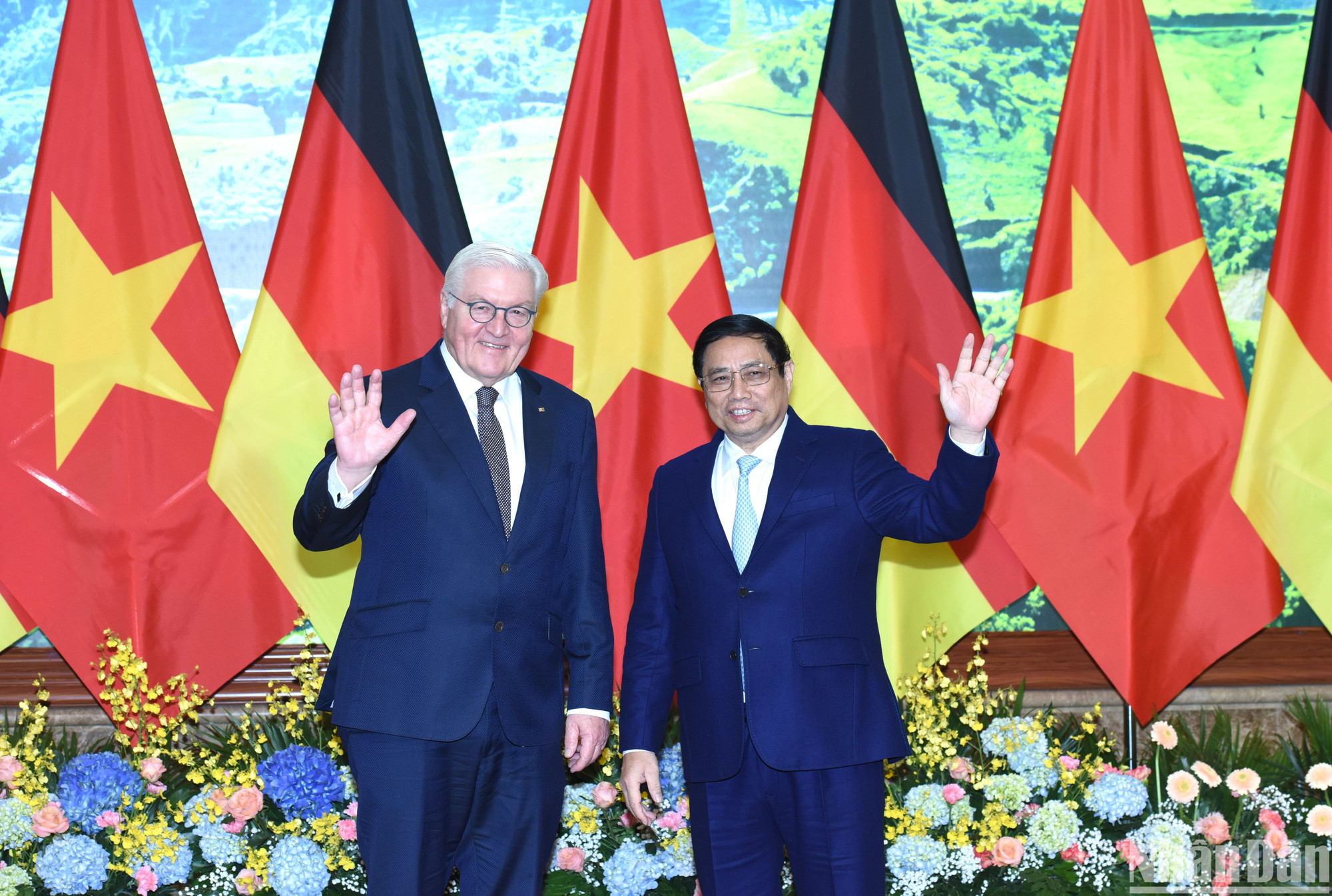 Thủ tướng Phạm Minh Chính và Tổng thống Cộng hòa Liên bang Đức Frank-Walter Steinmeier vẫy chào các cơ quan thông tấn báo chí.