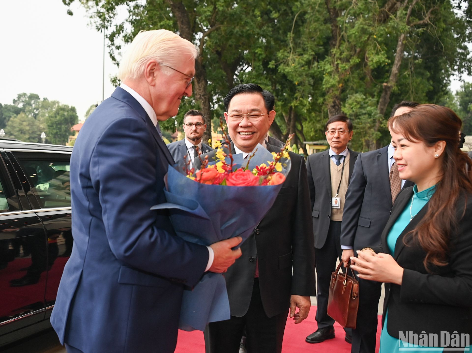 Nhân viên Văn phòng Quốc hội tặng hoa chào mừng Tổng thống Cộng hòa Liên bang Đức Frank-Walter Steinmeier.