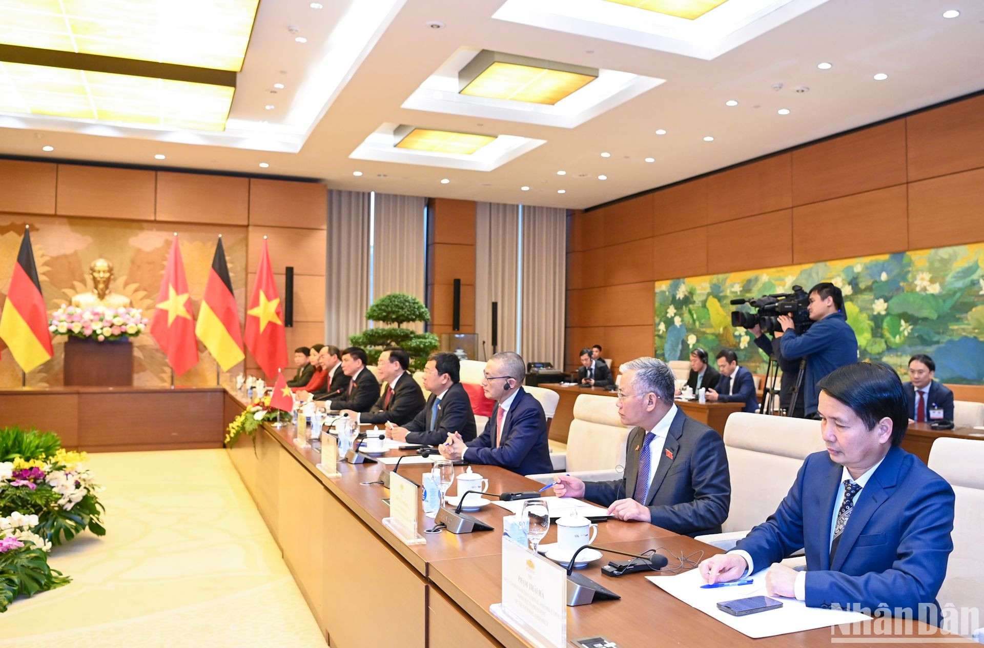 Chủ tịch Quốc hội Vương Đình Huệ và các đại biểu Việt Nam tại buổi hội kiến.