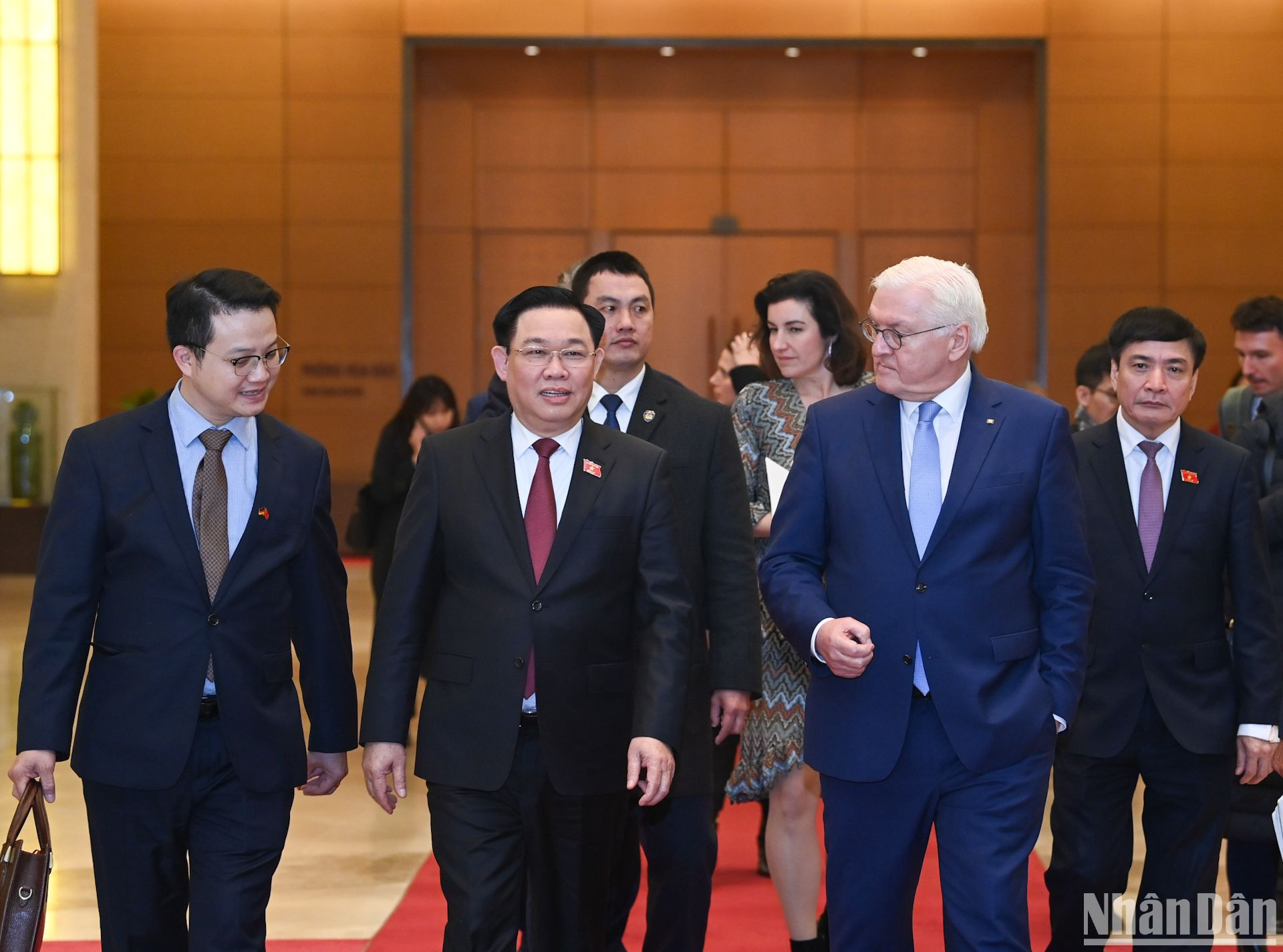 Chủ tịch Quốc hội Vương Đình Huệ trao đổi với Tổng thống Cộng hòa Liên bang Đức Frank-Walter Steinmeier.