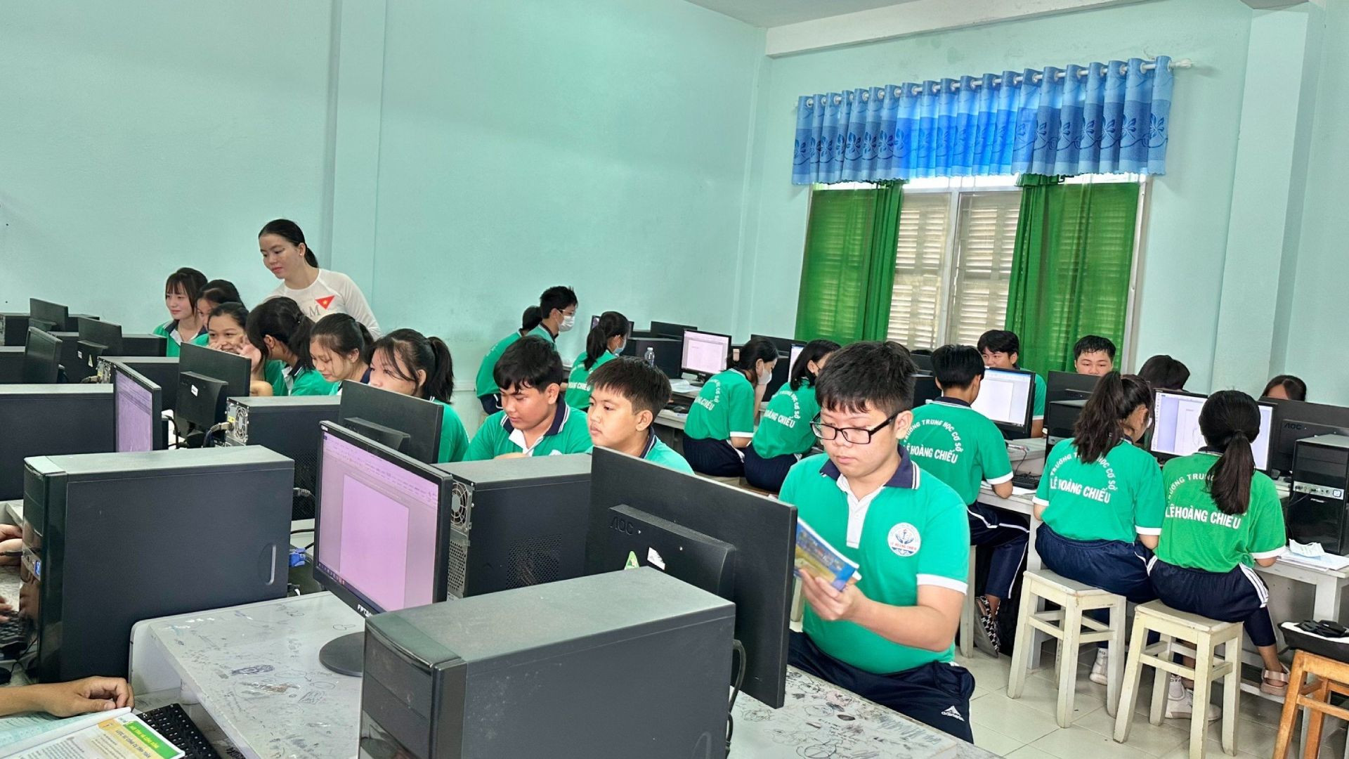 Trường Trung học cơ sở Lê Hoàng Chiếu (huyện Bình Đại) được đầu tư máy móc hiện đại, đáp ứng nhu cầu dạy và học.