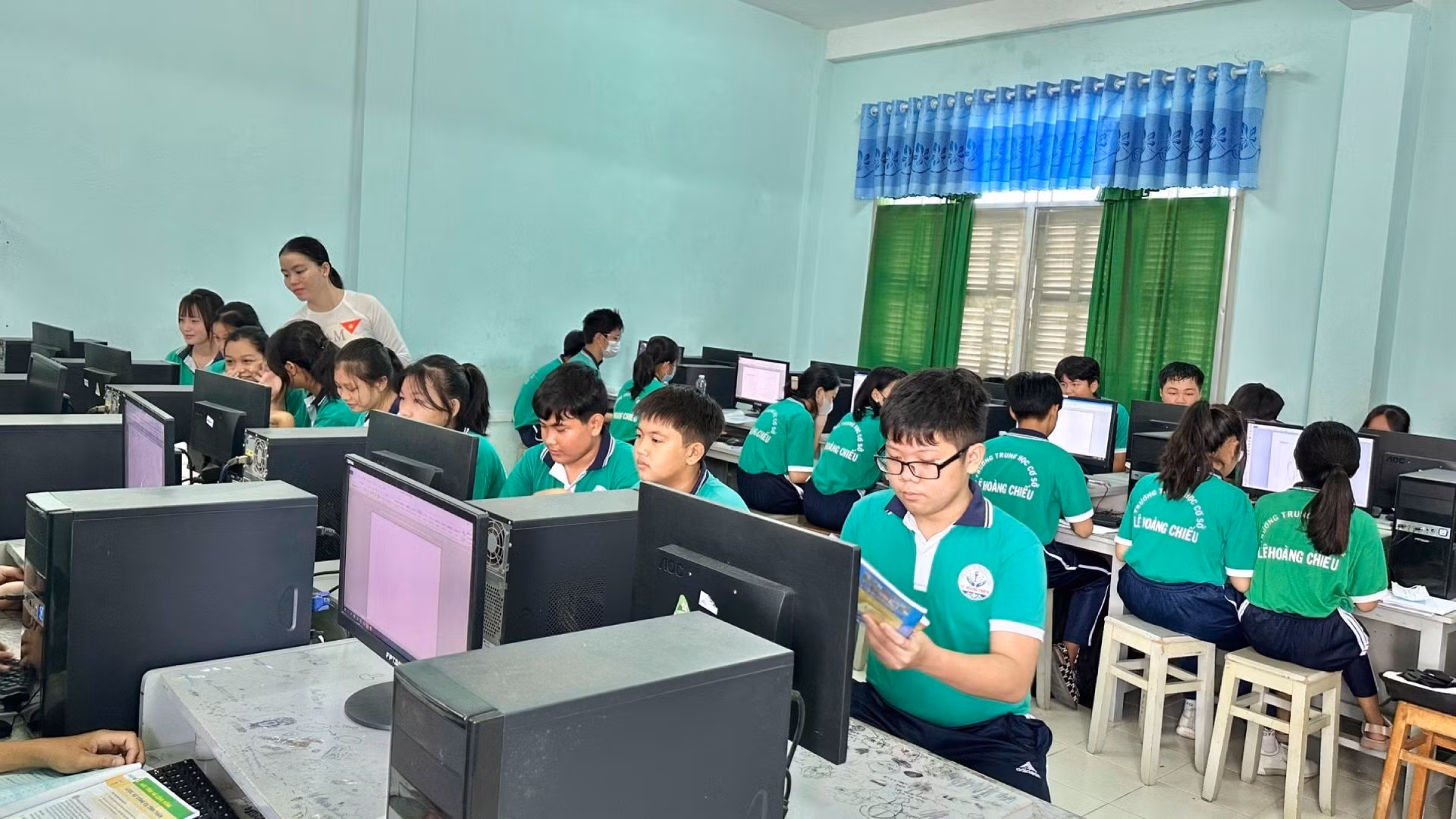 Trường Trung học cơ sở Lê Hoàng Chiếu (huyện Bình Đại) được đầu tư máy móc hiện đại, đáp ứng nhu cầu dạy và học.