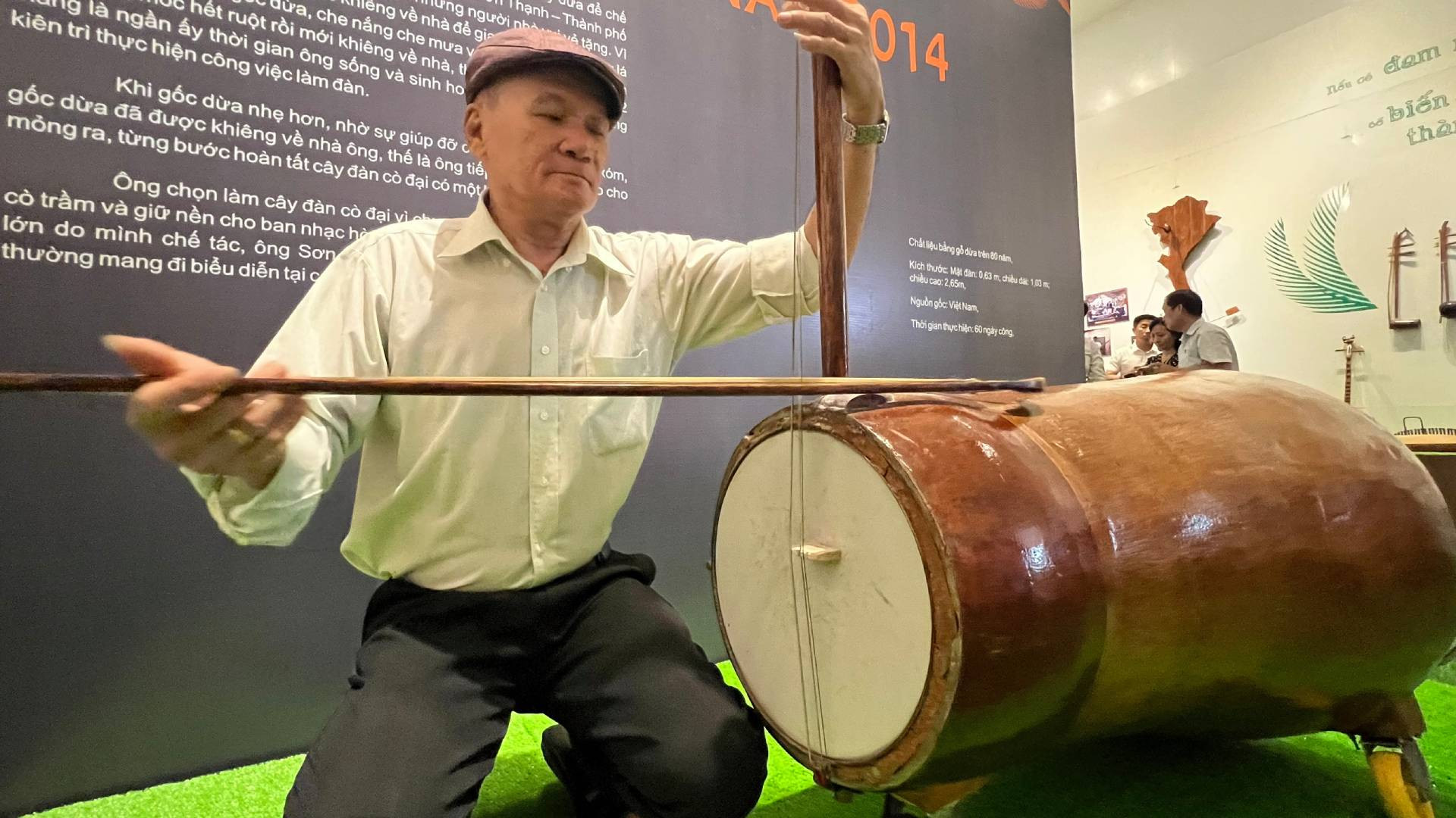 Nghệ nhân Võ Văn Bá biểu diễn cây đàn cò bằng gỗ dừa đạt kỷ lục Guinness Việt Nam. Nghệ nhân Võ Văn Bá biểu diễn cây đàn cò bằng gỗ dừa đạt kỷ lục Guinness Việt Nam.