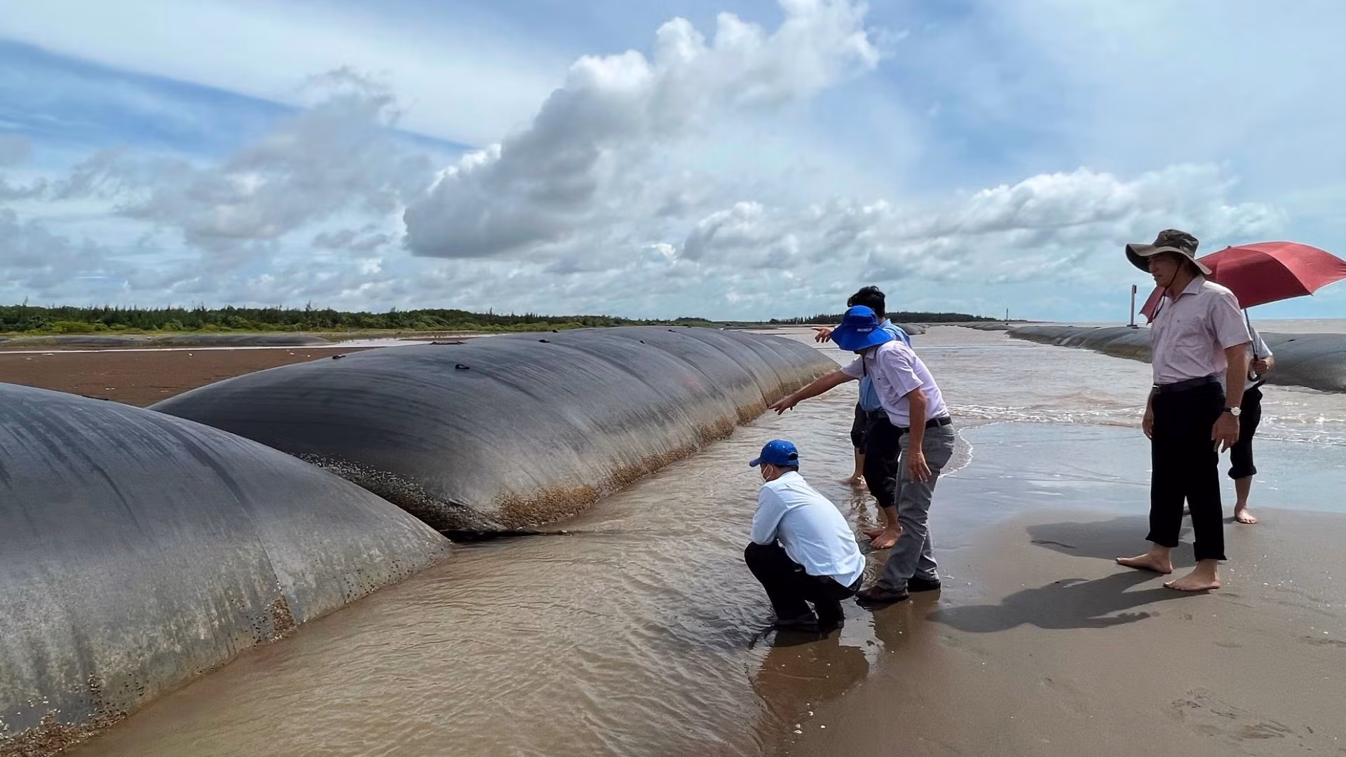 Dự án kè mềm chống sạt lở bờ biển tại huyện Thạnh Phú ít tốn kém, phát huy hiệu quả.