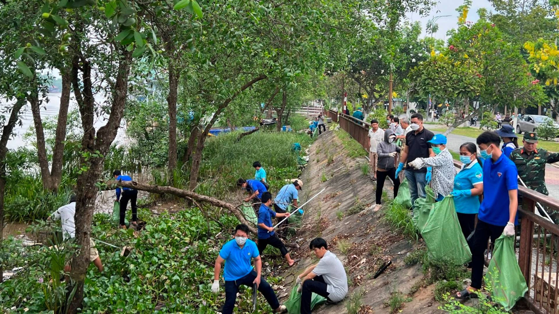 Lực lượng đoàn viên, thanh niên cùng người dân địa phương tham gia vớt rác, dọn vệ sinh cặp bờ sông Bến Tre. (Ảnh: HOÀNG TRUNG) Lực lượng đoàn viên, thanh niên cùng người dân địa phương tham gia vớt rác, dọn vệ sinh cặp bờ sông Bến Tre. (Ảnh: HOÀNG TRUNG)