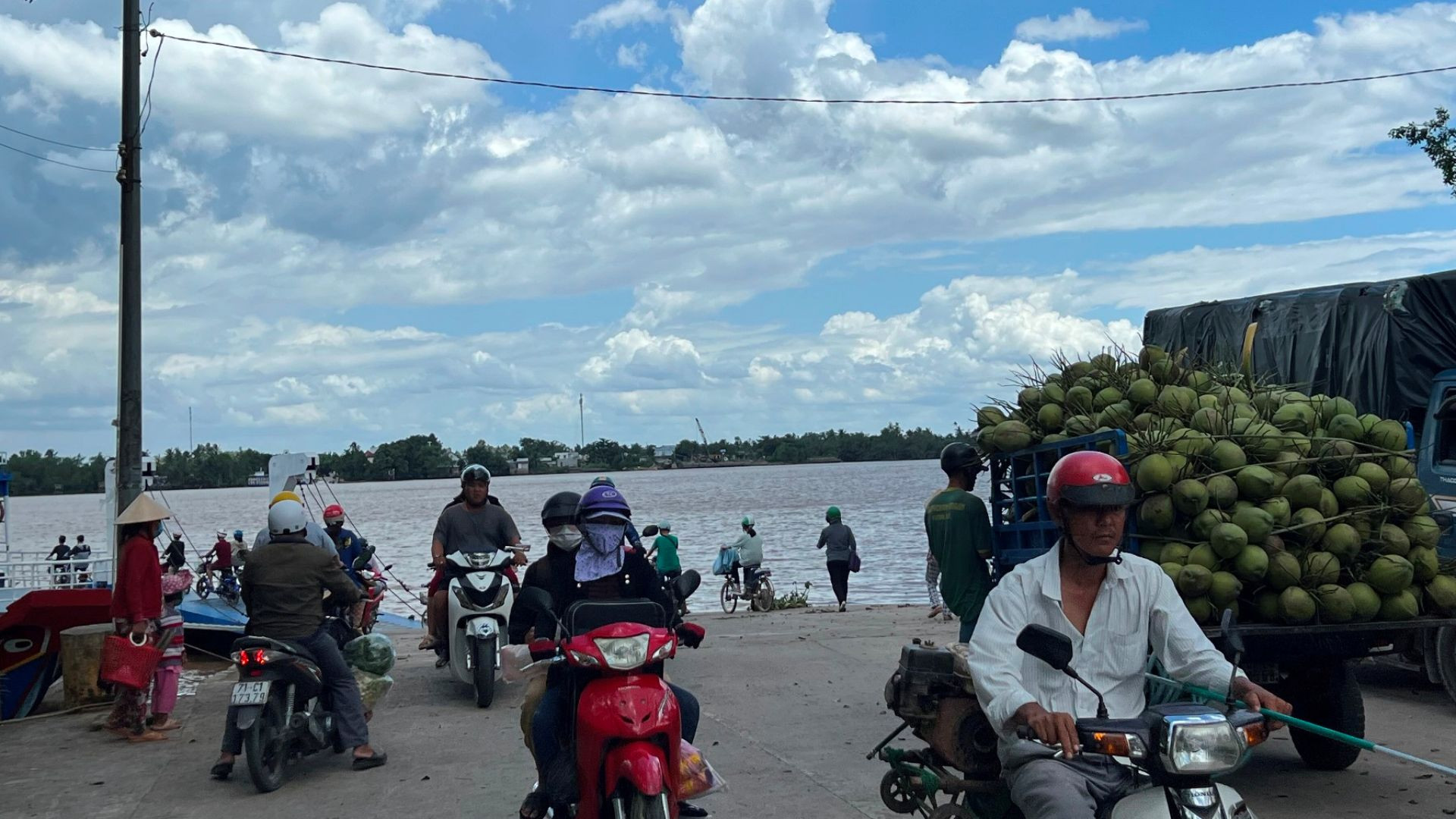 Người dân xã đảo Tam Hiệp đi lại, vận chuyển hàng hóa với phương tiện duy nhất là phà sang sông Người dân xã đảo Tam Hiệp đi lại, vận chuyển hàng hóa với phương tiện duy nhất là phà sang sông