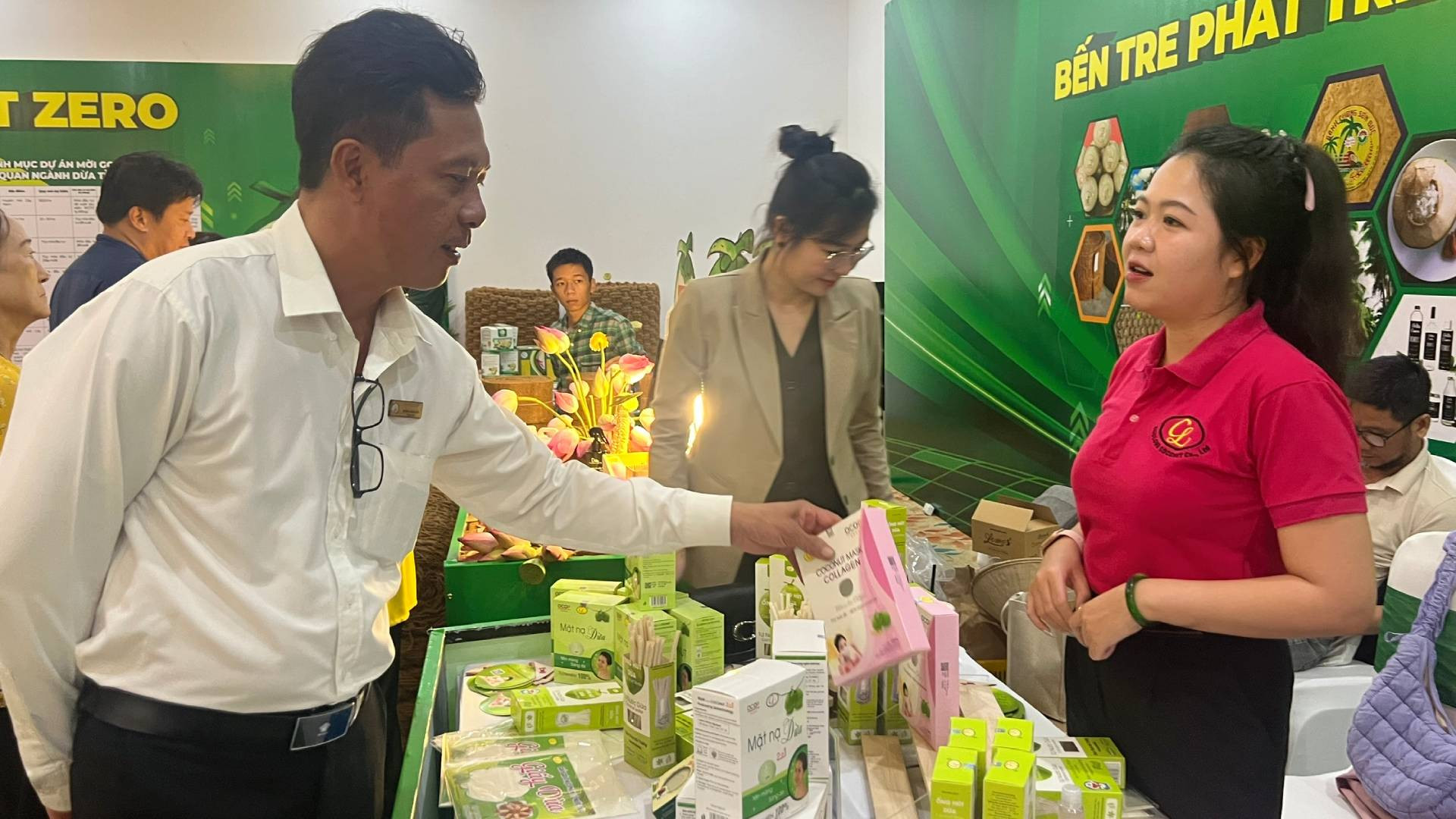 Các sản phẩm từ dừa thân thiện với môi trường được thị trường ưa chuộng. (Ảnh: HOÀNG TRUNG)