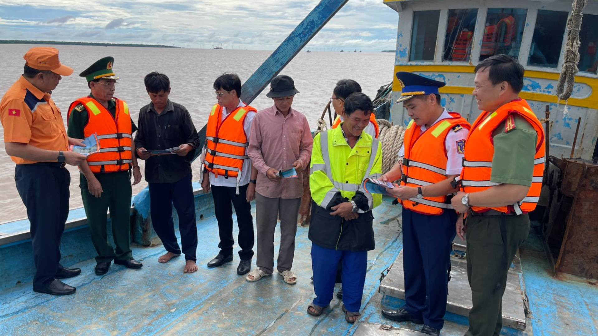 Cơ quan chức năng tuyên truyền cho bà con ngư dân về chống khai thác hải sản bất hợp pháp.