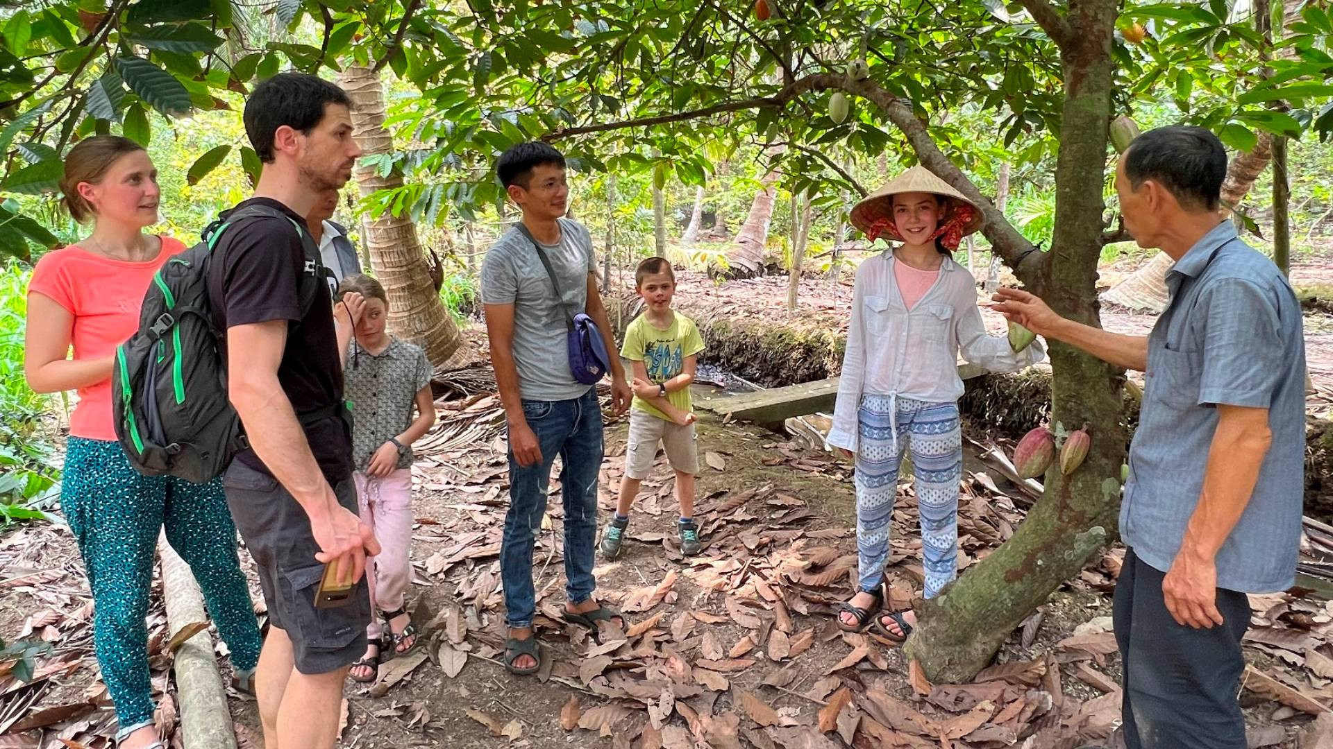 Du khách tham quan vườn trồng ca cao xen vườn dừa của người dân Du khách tham quan vườn trồng ca cao xen vườn dừa của người dân