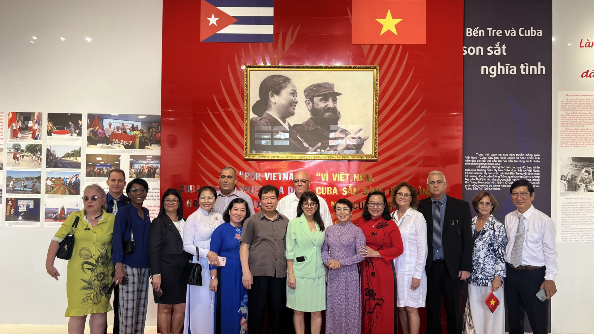 Đoàn Đại sứ quán Cuba cùng chính quyền địa phương chụp ảnh tại Nhà lưu niệm làng Moncada.