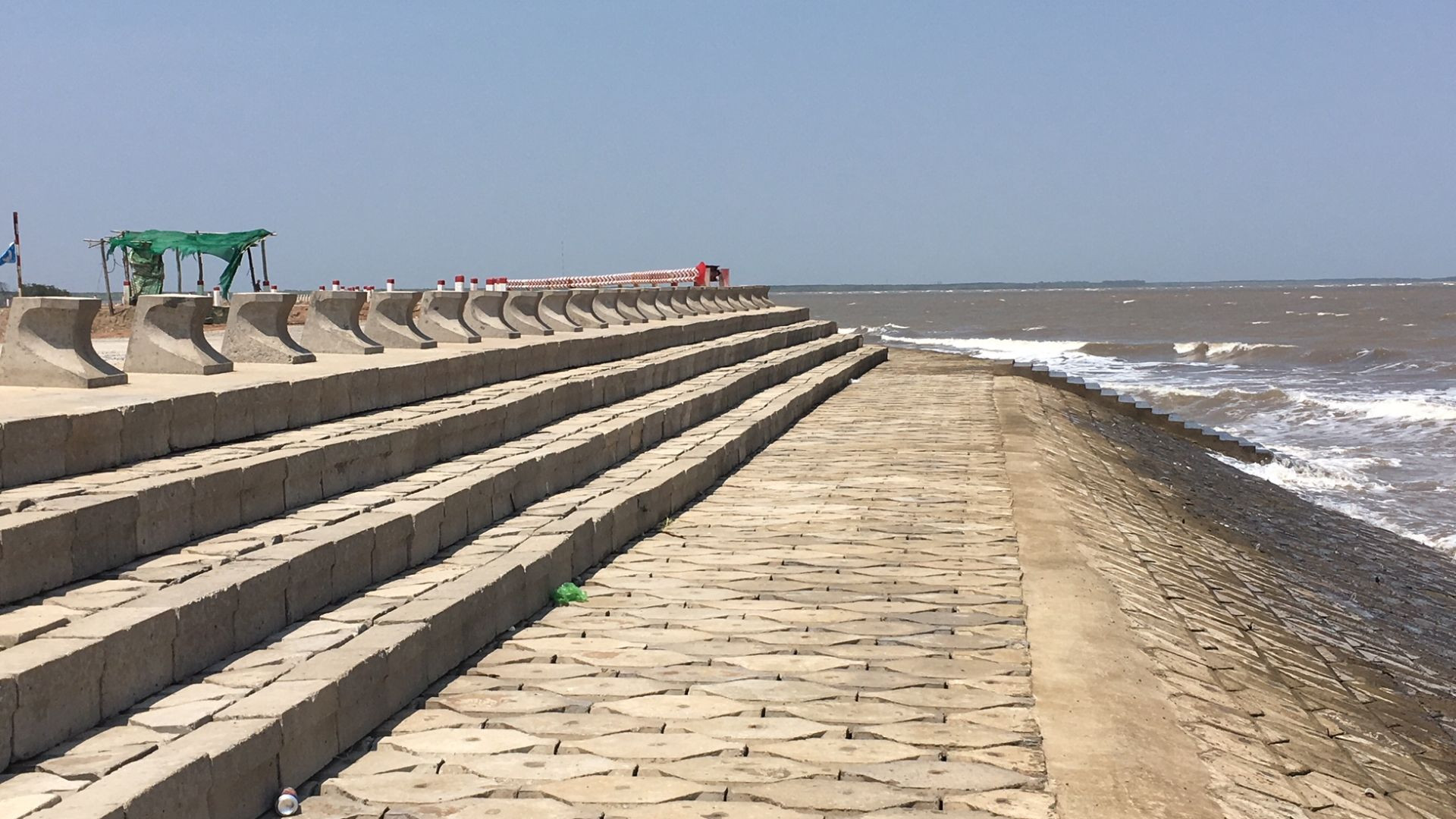 Kè bê-tông được đầu tư, xây dựng tại huyện Ba Tri. Kè bê-tông được đầu tư, xây dựng tại huyện Ba Tri.