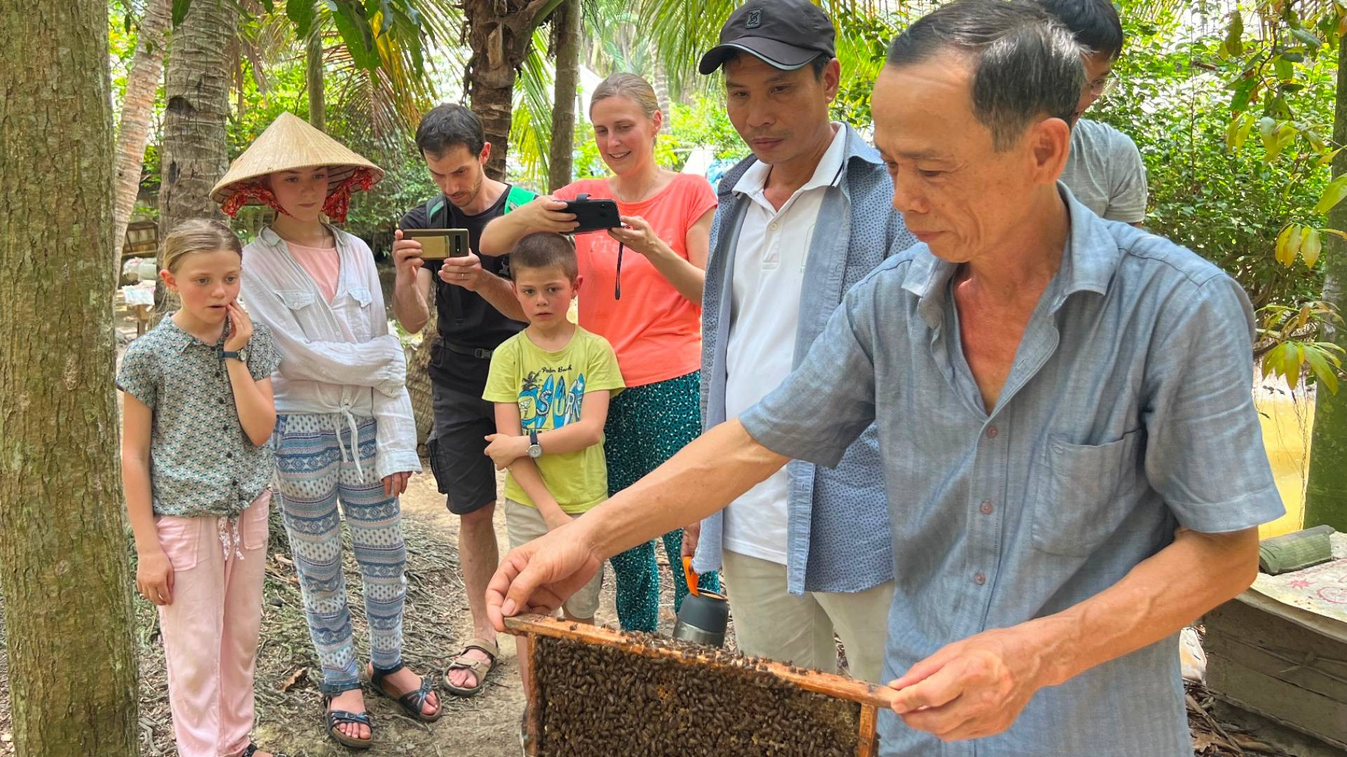 Ông Cường giới thiệu khách tham quan nghề nuôi ong lấy mật của gia đình mình. Ông Cường giới thiệu khách tham quan nghề nuôi ong lấy mật của gia đình mình.