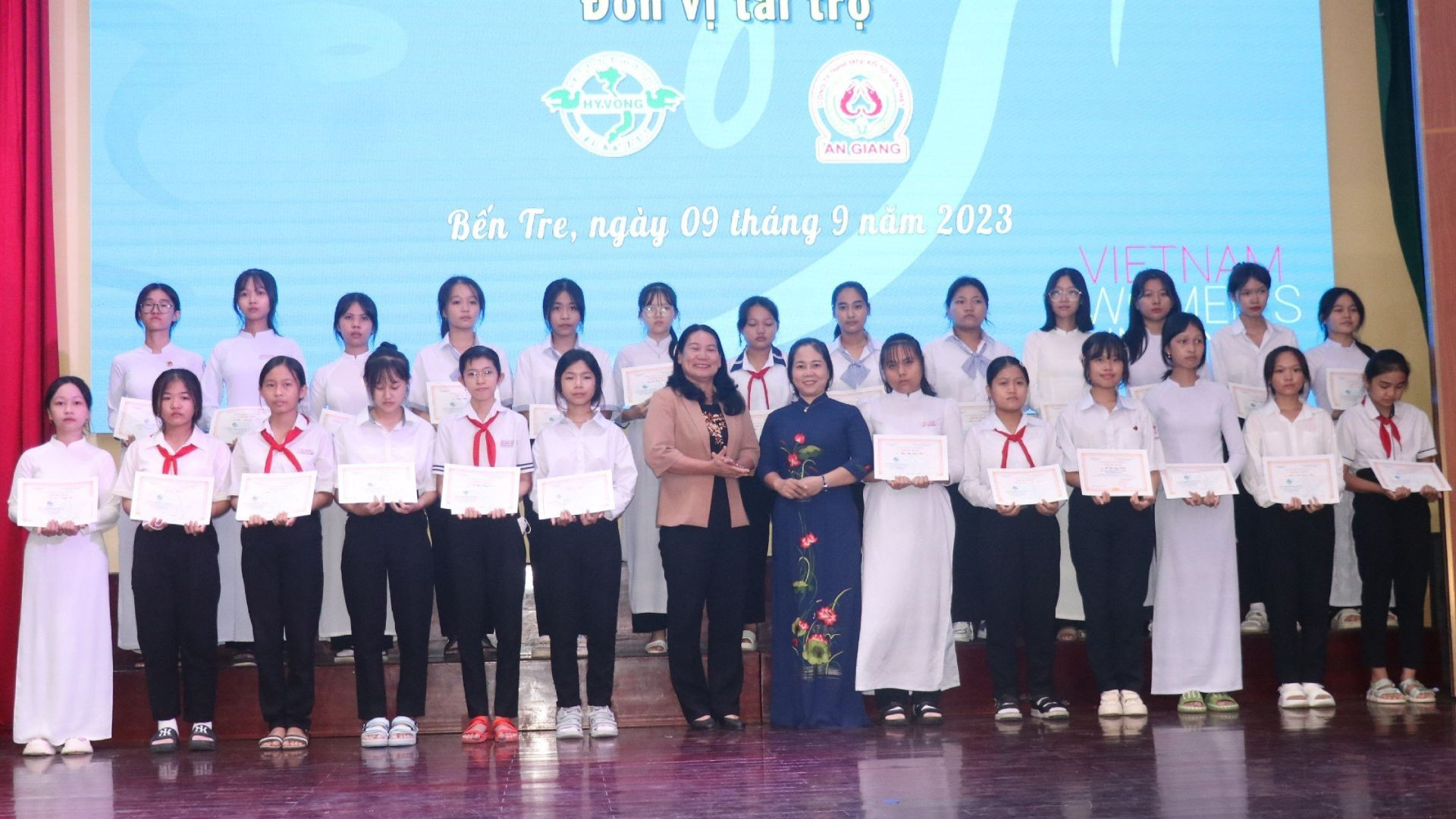 Trao học bổng cho học sinh nghèo, hiếu học năm học 2023-2024.