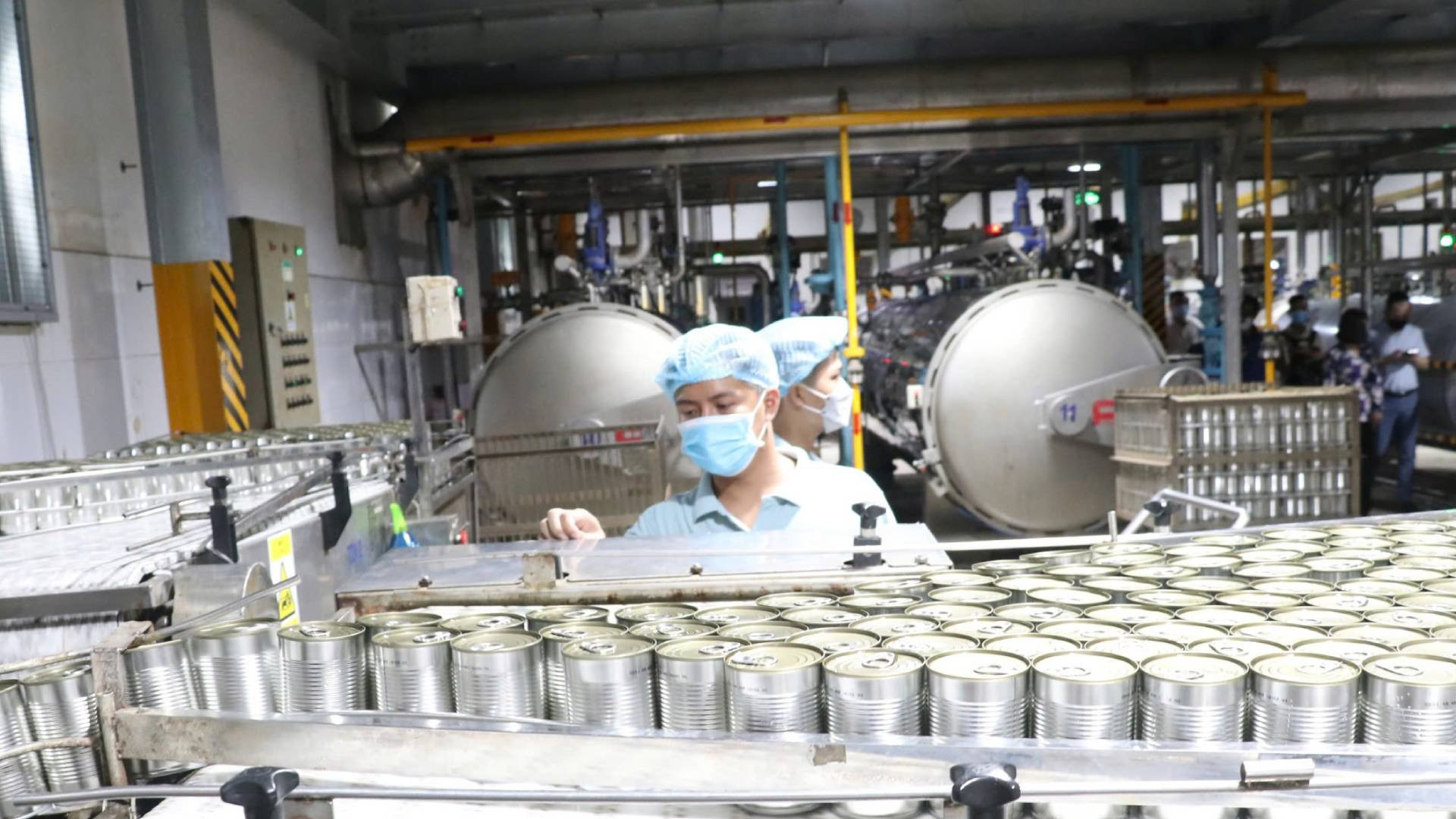 Dây chuyền sản xuất, chế biến các sản phẩm từ dừa phục vụ xuất khẩu tại Bến Tre. (Ảnh: HOÀNG TRUNG)