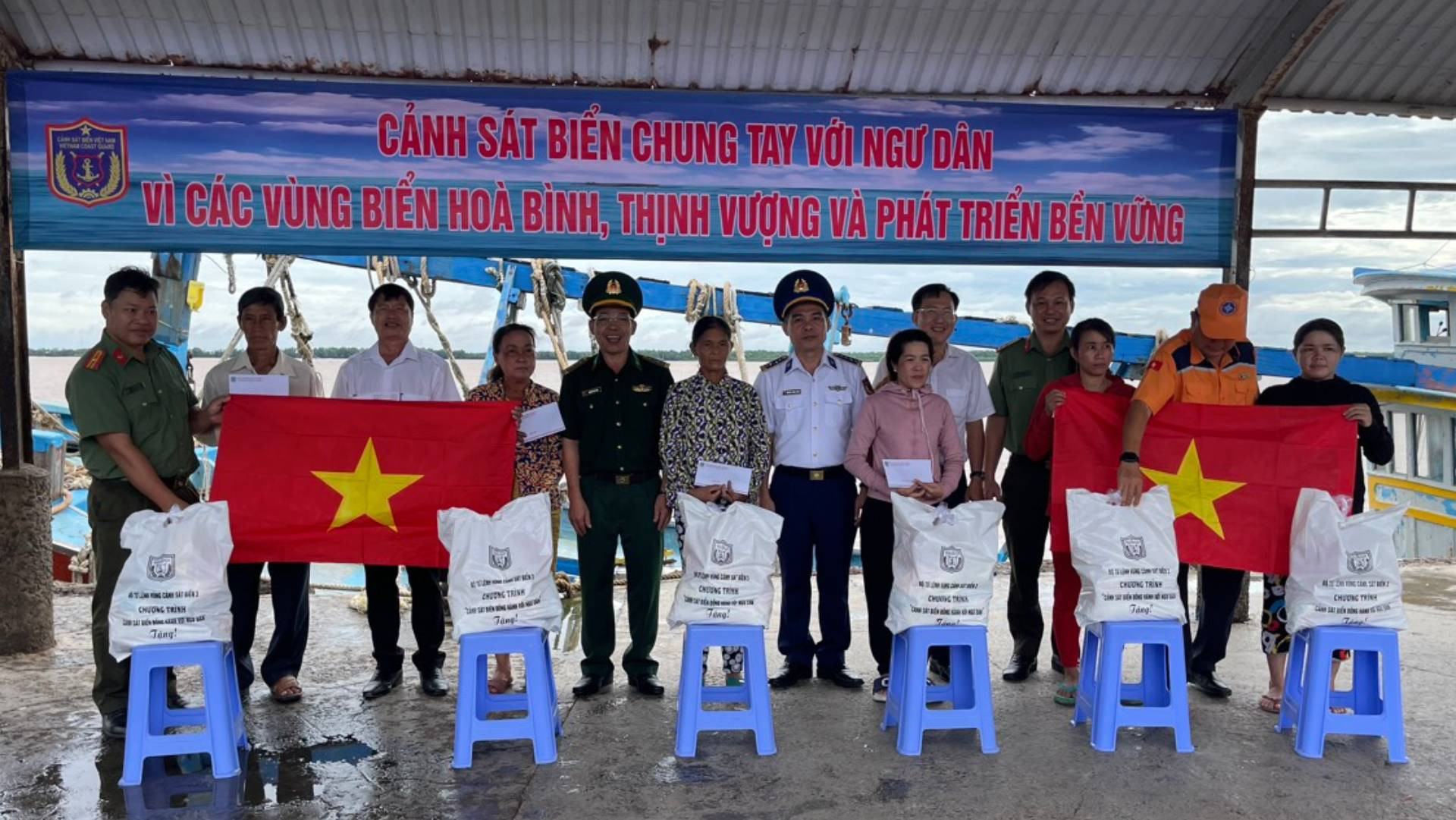 Lực lượng Cảnh sát biển tặng quà, cờ Tổ quốc cho bà con ngư dân tại Bến Tre.