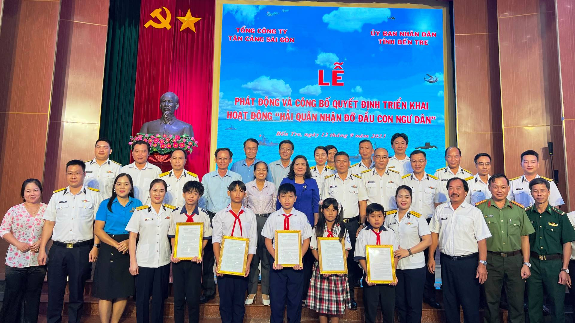 Chương trình Hải quân nhận đỡ đầu con ngư dân được triển khai tại tỉnh Bến Tre.