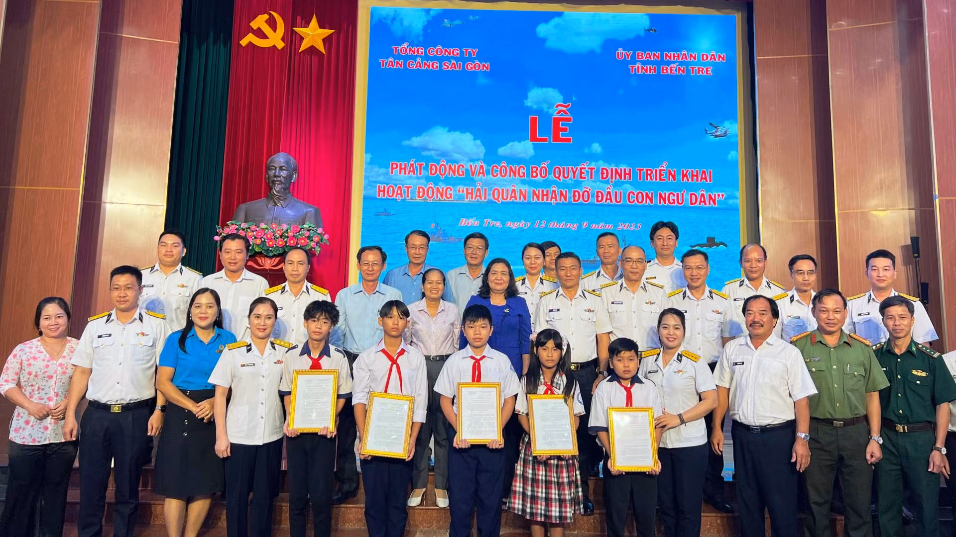 Chương trình Hải quân nhận đỡ đầu con ngư dân được triển khai tại tỉnh Bến Tre.