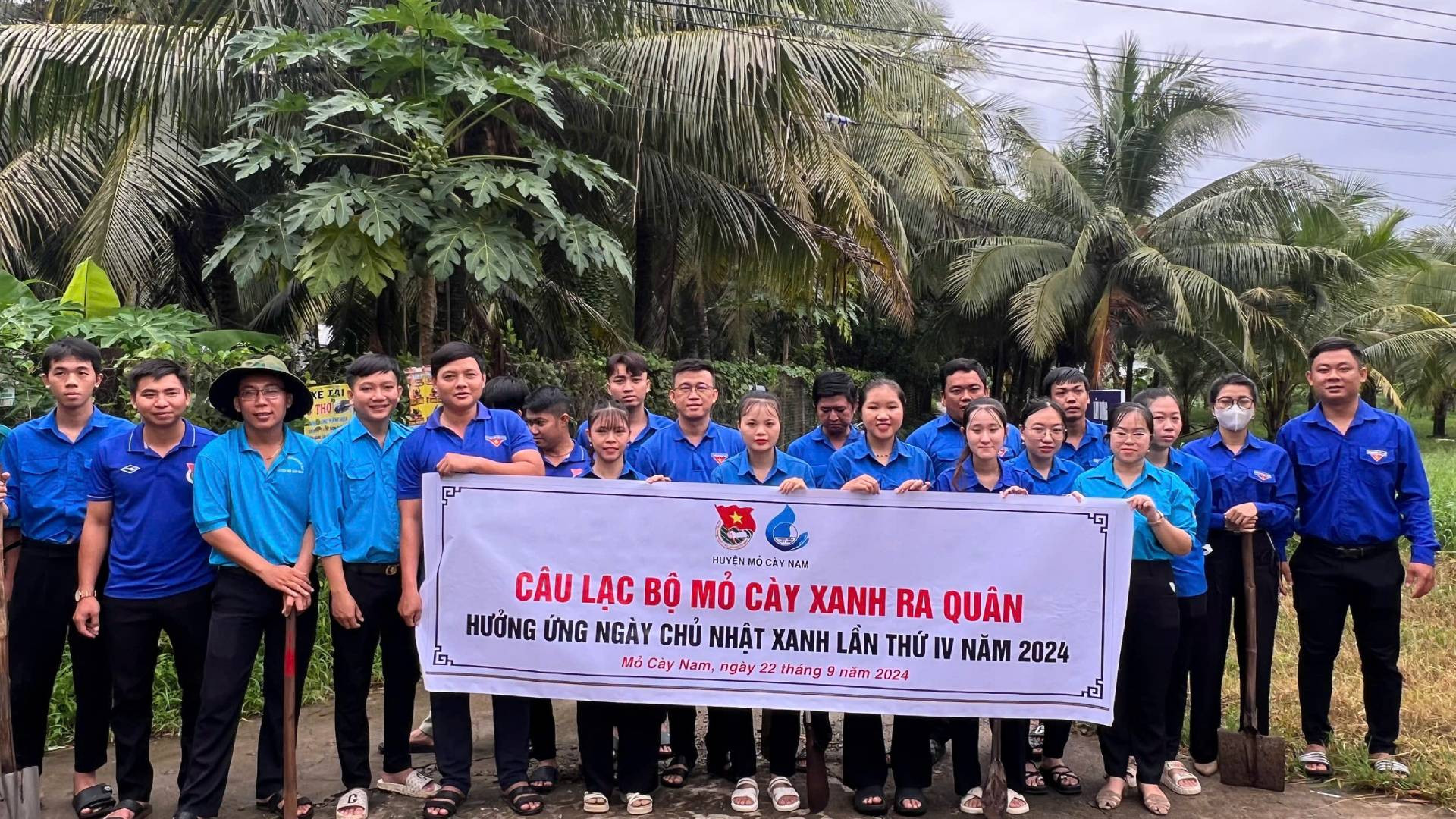 Câu lạc bộ "Mỏ Cày xanh" ra quân bảo vệ môi trường. (Ảnh: HOÀNG TRUNG) Câu lạc bộ "Mỏ Cày xanh" ra quân bảo vệ môi trường. (Ảnh: HOÀNG TRUNG)