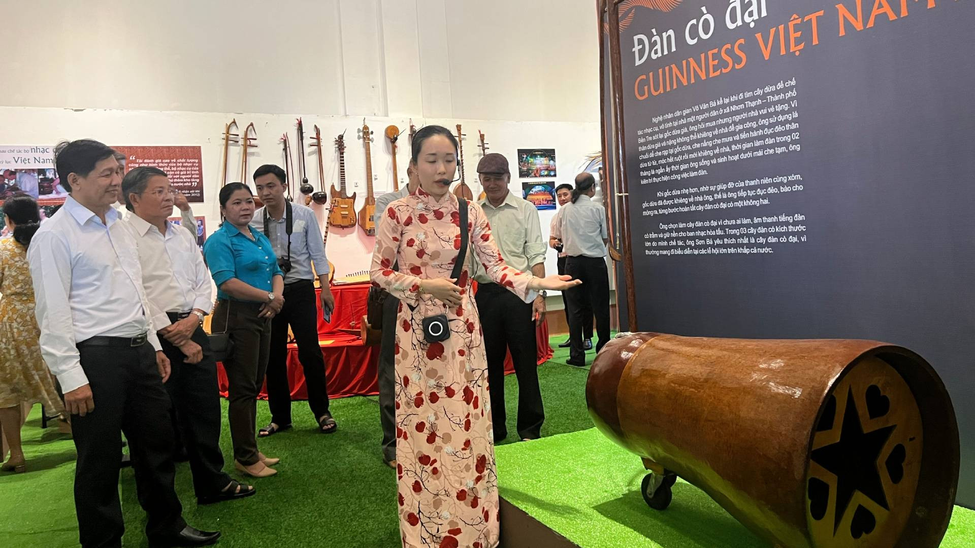 Khách du lịch cũng rất thích tham quan nơi trưng bày nhạc cụ dừa của nghệ nhân Võ Văn Bá. Khách du lịch cũng rất thích tham quan nơi trưng bày nhạc cụ dừa của nghệ nhân Võ Văn Bá.