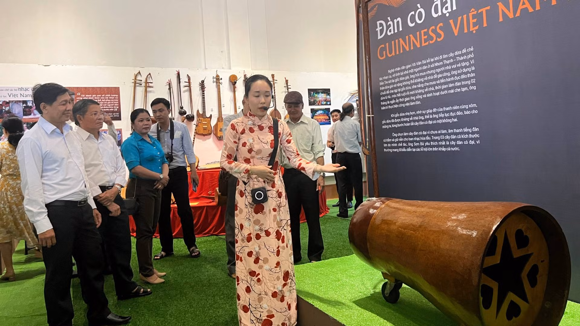Khách du lịch cũng rất thích tham quan nơi trưng bày nhạc cụ dừa của nghệ nhân Võ Văn Bá.