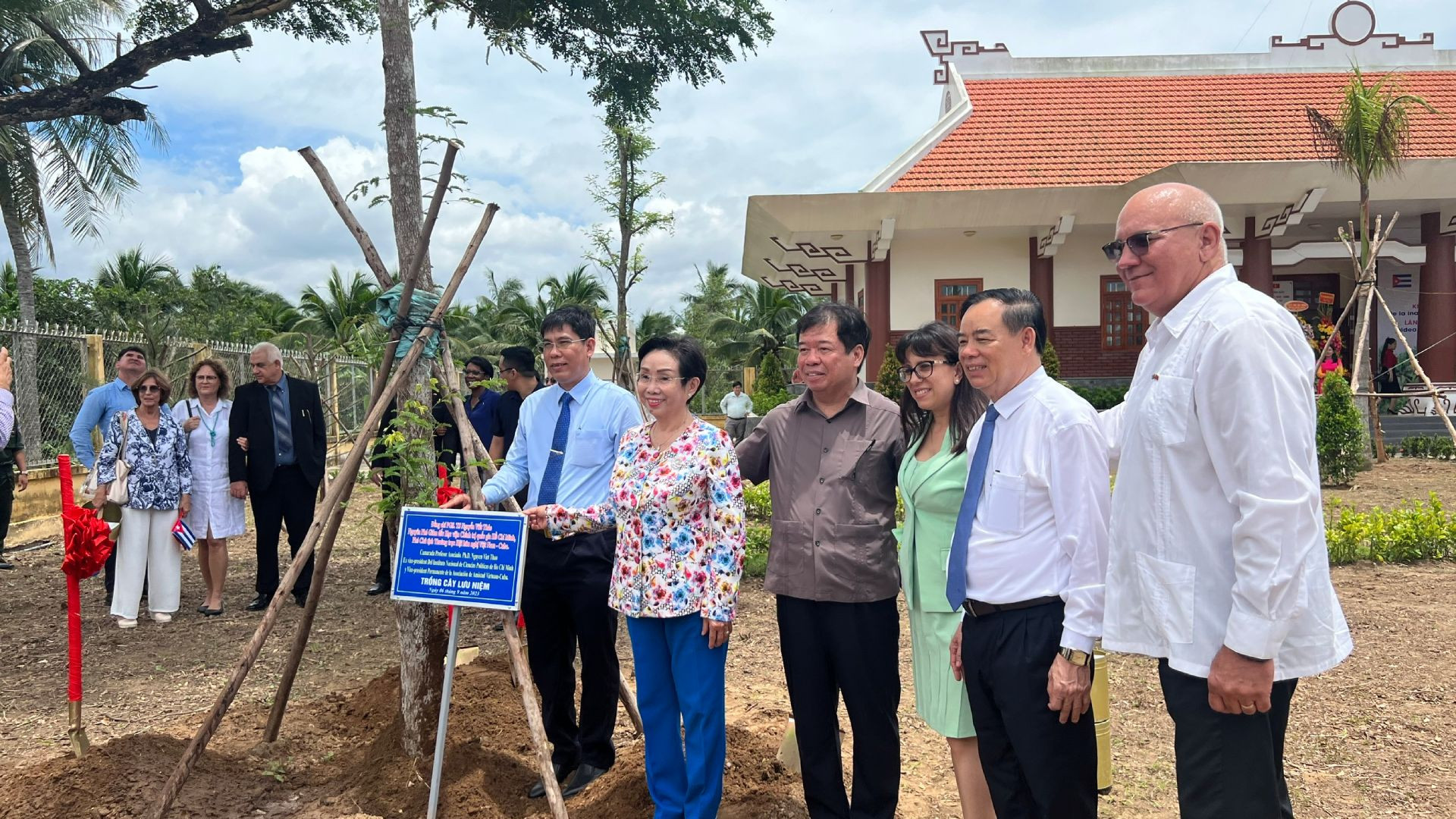 Lãnh đạo chính quyền địa phương và Cuba trồng cây tại Nhà lưu niệm làng Moncada.