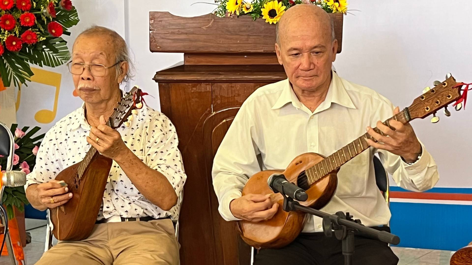 Nghệ nhân Võ Văn Bá (phải) cùng họa sĩ Lê Dân biểu diễn nhạc cụ bằng chất liệu gỗ dừa. Nghệ nhân Võ Văn Bá (phải) cùng họa sĩ Lê Dân biểu diễn nhạc cụ bằng chất liệu gỗ dừa.