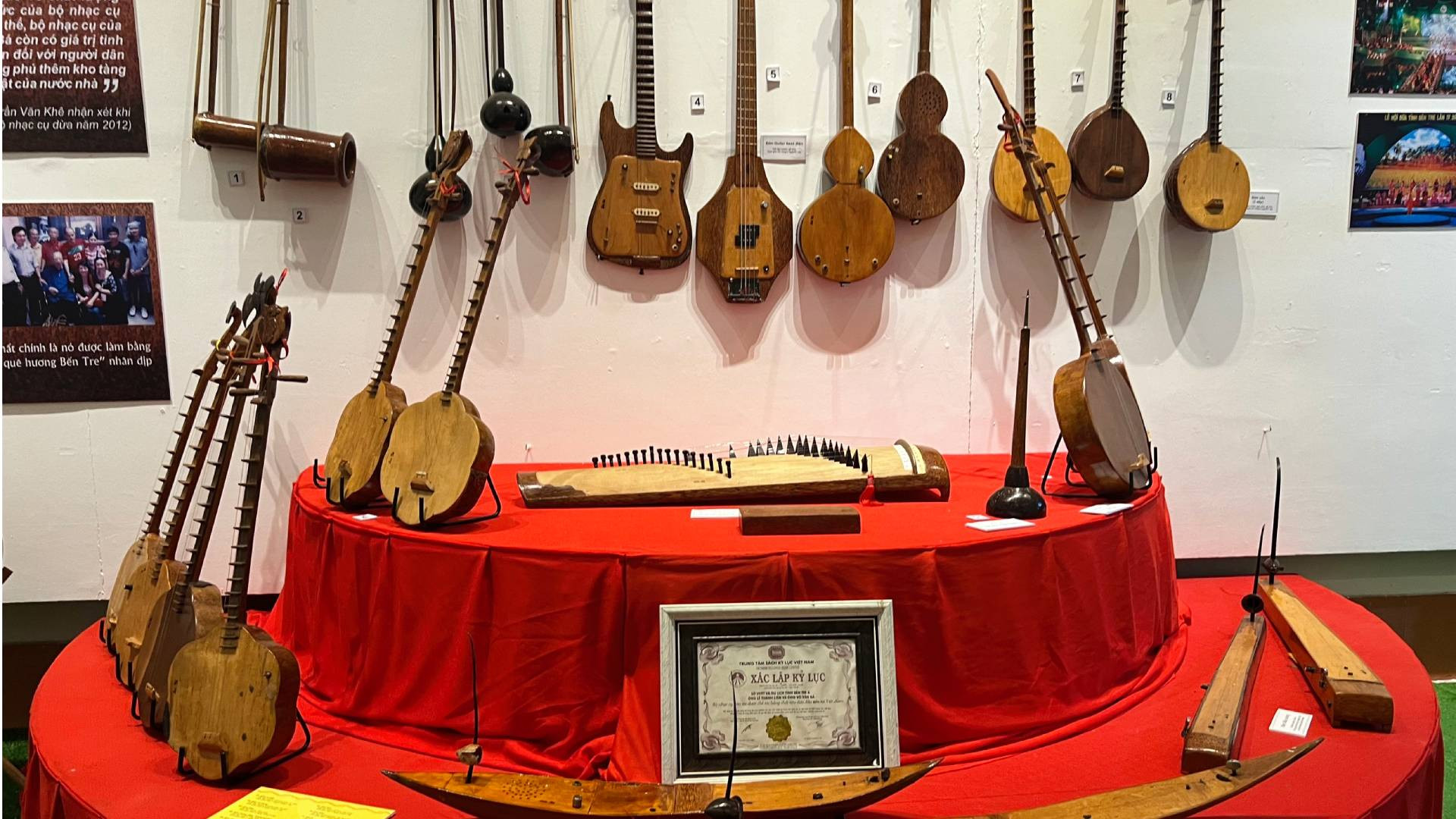 Những nhạc cụ bằng gỗ dừa độc, lạ của nghệ nhân Võ Văn Bá. Những nhạc cụ bằng gỗ dừa độc, lạ của nghệ nhân Võ Văn Bá.