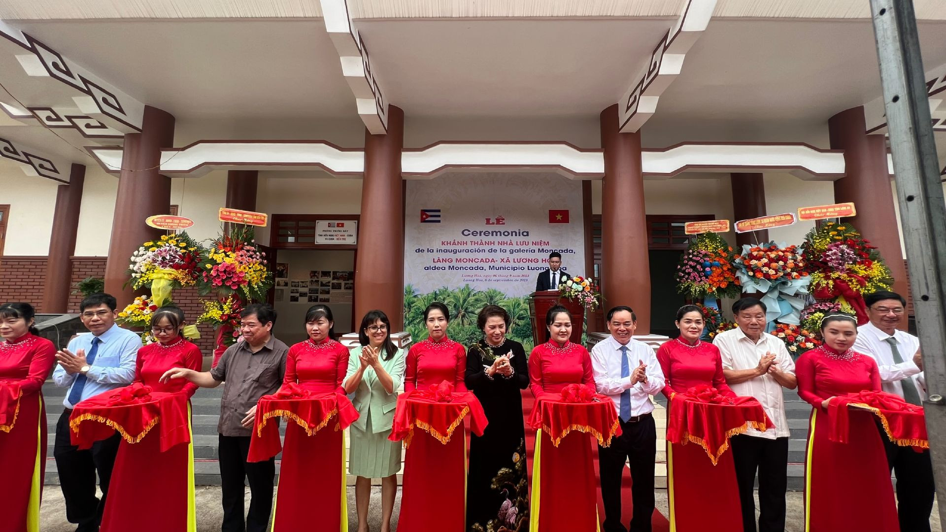 Lãnh đạo chính quyền địa phương cùng Đại sứ quán Cuba tại Việt Nam cắt băng khánh thành Nhà lưu niệm làng Moncada.