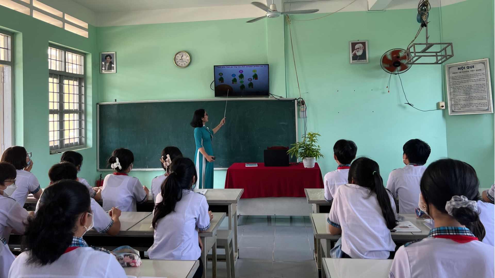 Giờ học môn Sinh học tại Trường Trung học cơ sở Vĩnh Thành (huyện Chợ Lách).