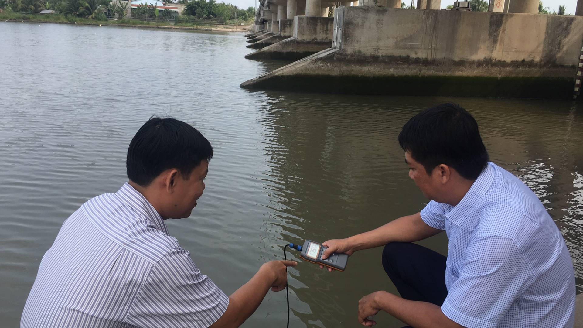 Chủ động đo độ mặn để có giải pháp đóng, mở cống tại tỉnh Bến Tre.