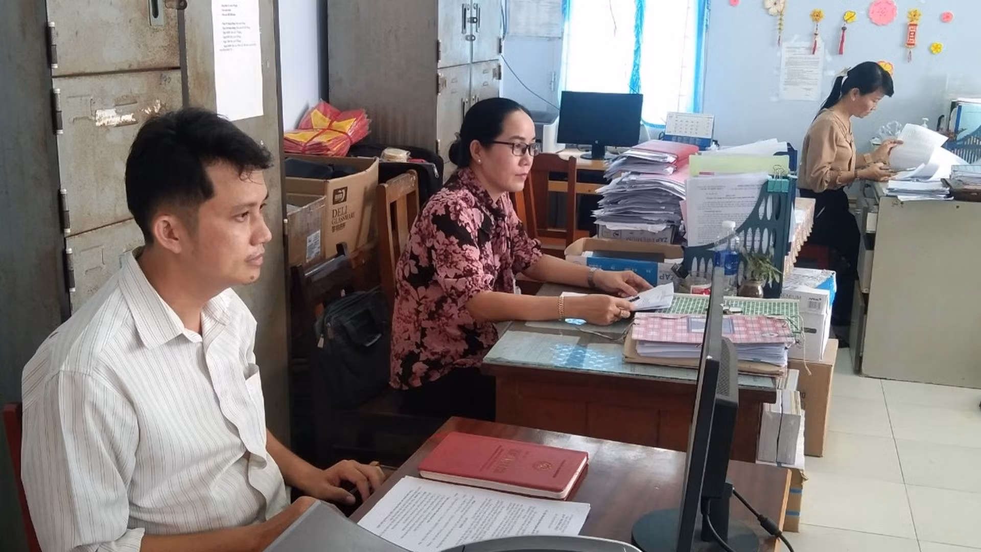 Bí thư chi bộ ấp Bình Chiến Trần Minh Khiêm luôn năng động, sáng tạo trong công việc.