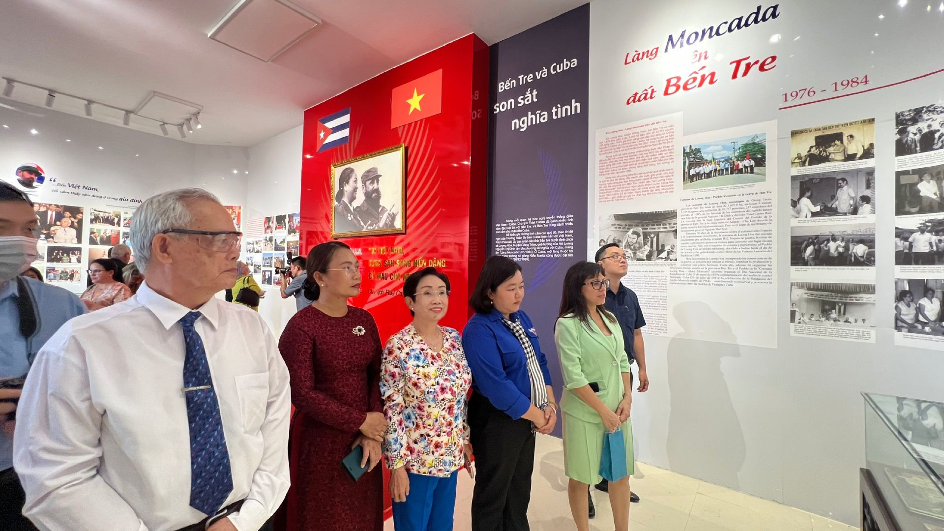 Lãnh đạo tỉnh Bến Tre cùng người dân tham quan tại Nhà lưu niệm làng Moncada.