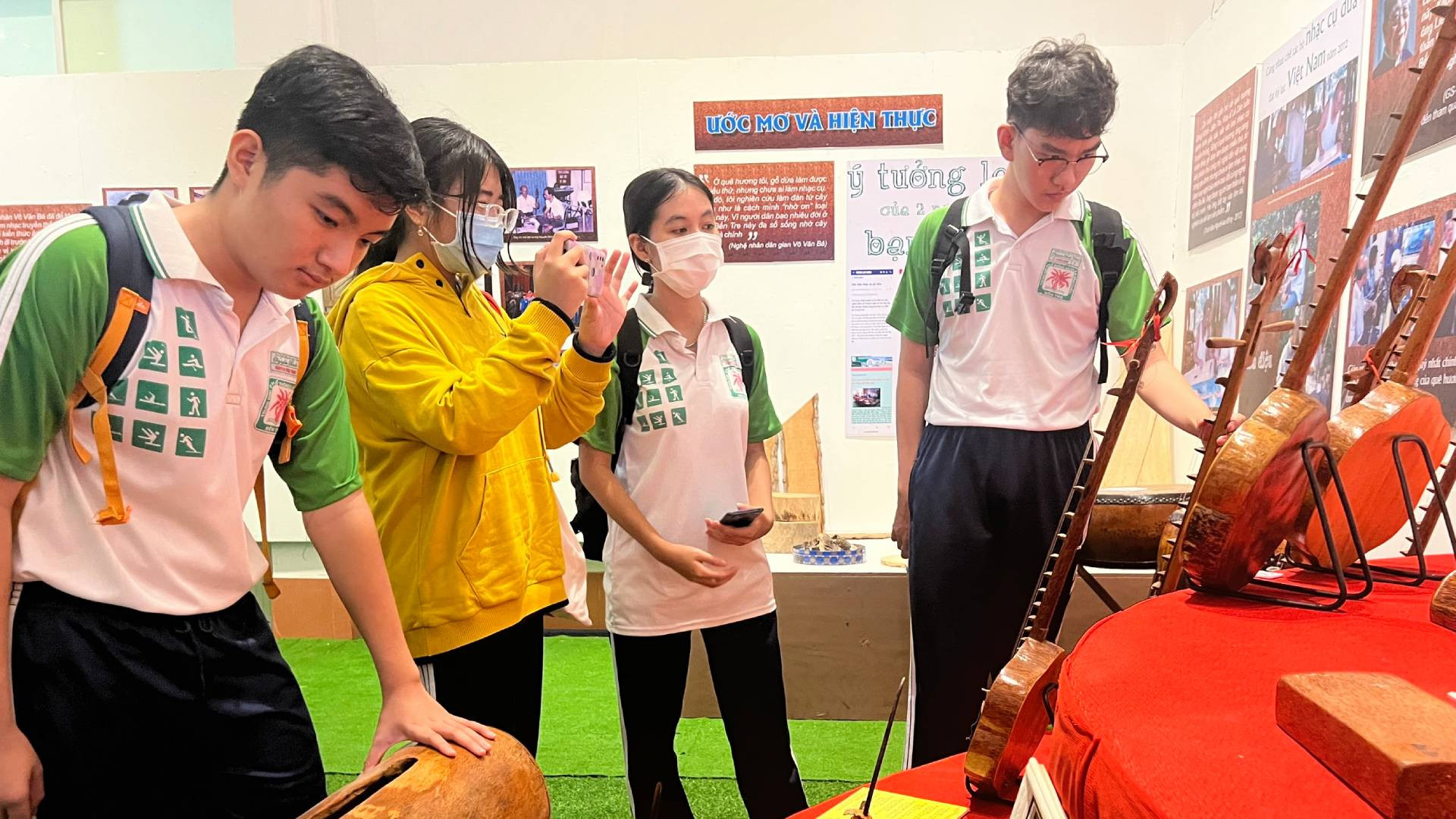 Những em học sinh rất thích tìm hiểu nhạc cụ bằng gỗ dừa. Những em học sinh rất thích tìm hiểu nhạc cụ bằng gỗ dừa.