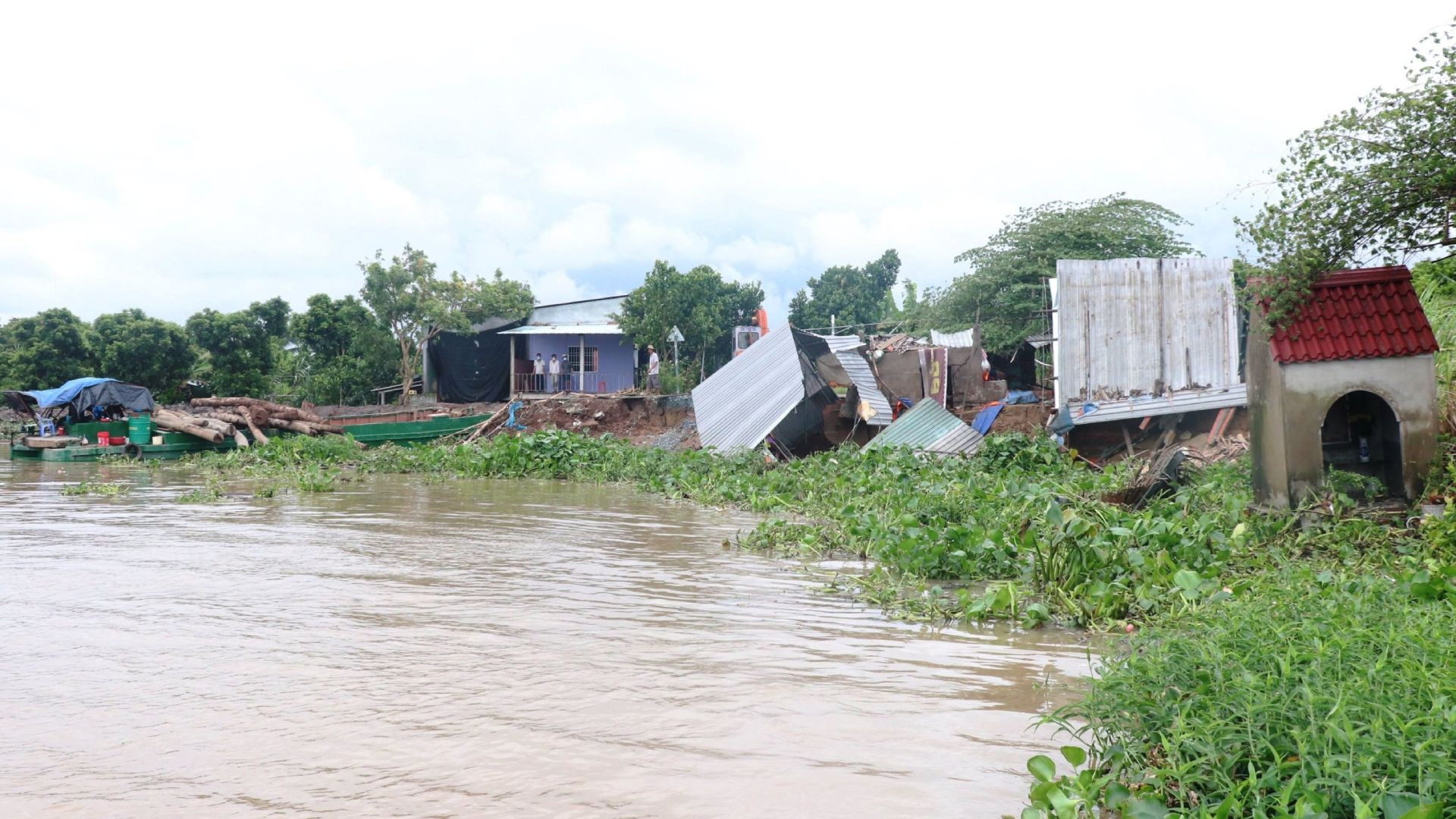 Sạt lở tại khu vực cồn Phú Đa (xã Vĩnh Bình, huyện Chợ Lách) gây thiệt hại lớn. Sạt lở tại khu vực cồn Phú Đa (xã Vĩnh Bình, huyện Chợ Lách) gây thiệt hại lớn.