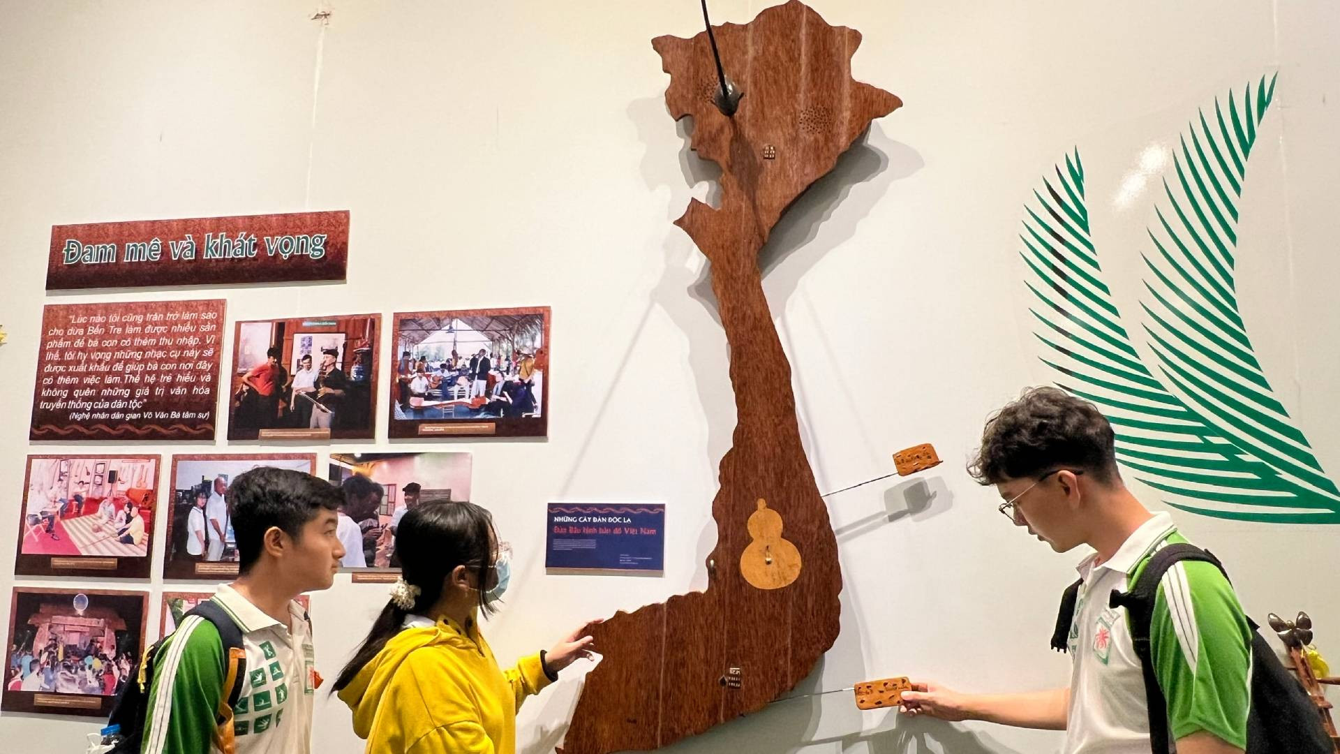 Nhạc cụ hình bản đồ Việt Nam của nghệ nhân Võ Văn Bá. Nhạc cụ hình bản đồ Việt Nam của nghệ nhân Võ Văn Bá.