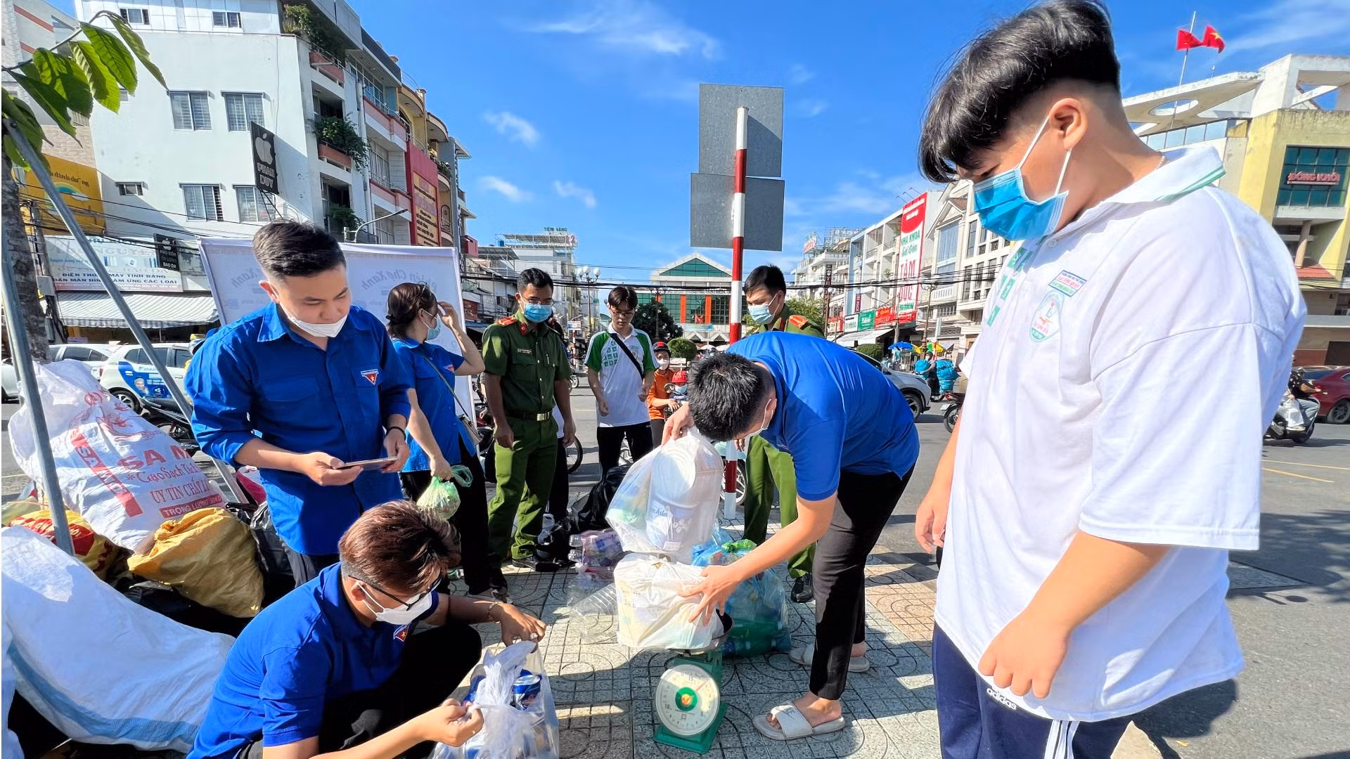 Mô hình "Đổi rác thải nhựa lấy cây xanh, dụng cụ học tập" được triển khai trên địa bàn phường An Hội, thành phố Bến Tre. (Ảnh: HOÀNG TRUNG)