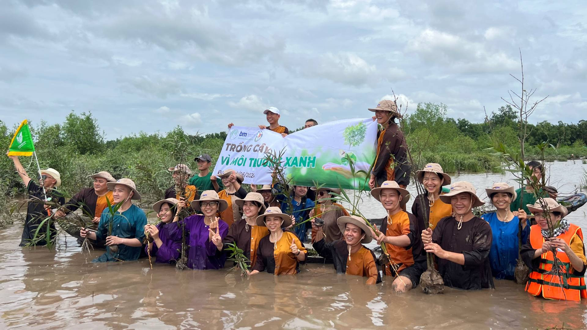 Hoạt động trồng cây vì môi trường xanh được triển khai tại huyện Ba Tri, tỉnh Bến Tre. (Ảnh: HOÀNG TRUNG) Hoạt động trồng cây vì môi trường xanh được triển khai tại huyện Ba Tri, tỉnh Bến Tre. (Ảnh: HOÀNG TRUNG)