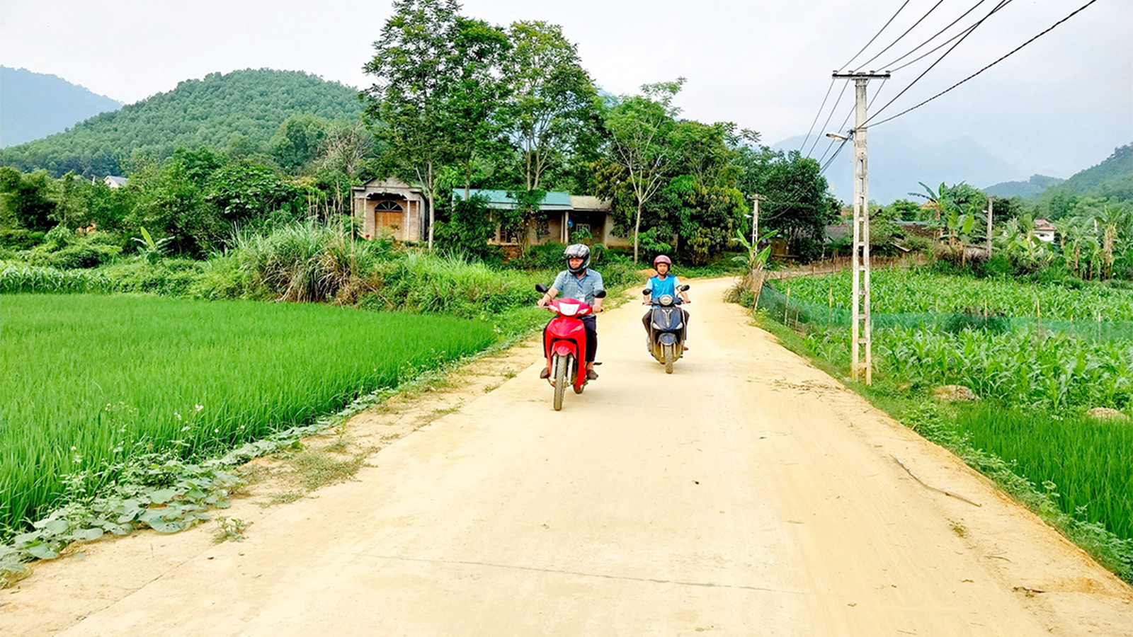 Đường giao thông nông thôn ở xã Minh Hương, huyện Hàm Yên được đầu tư giúp người dân đi lại thuận lợi.