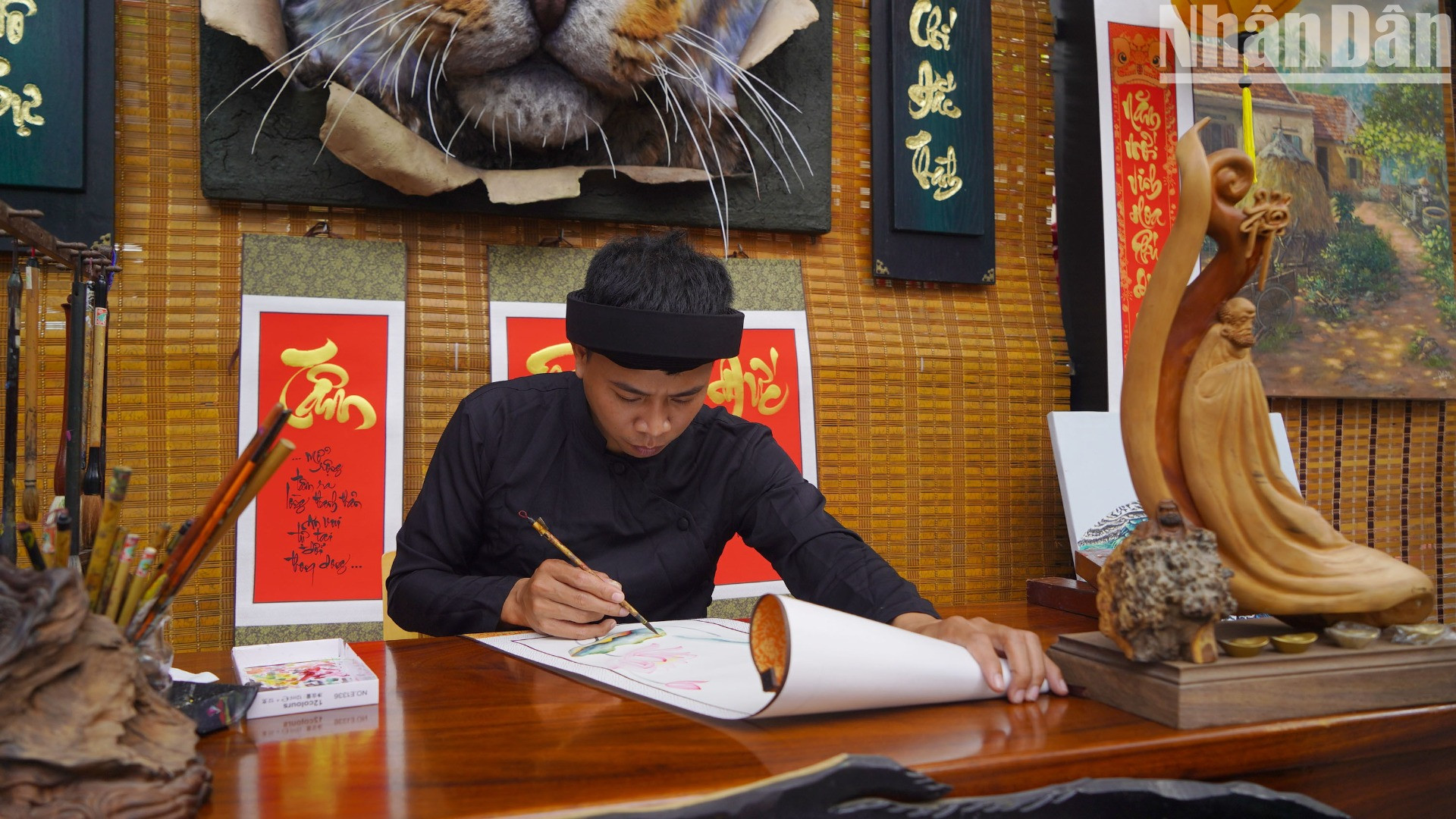 Ông đồ trẻ xuống phố.