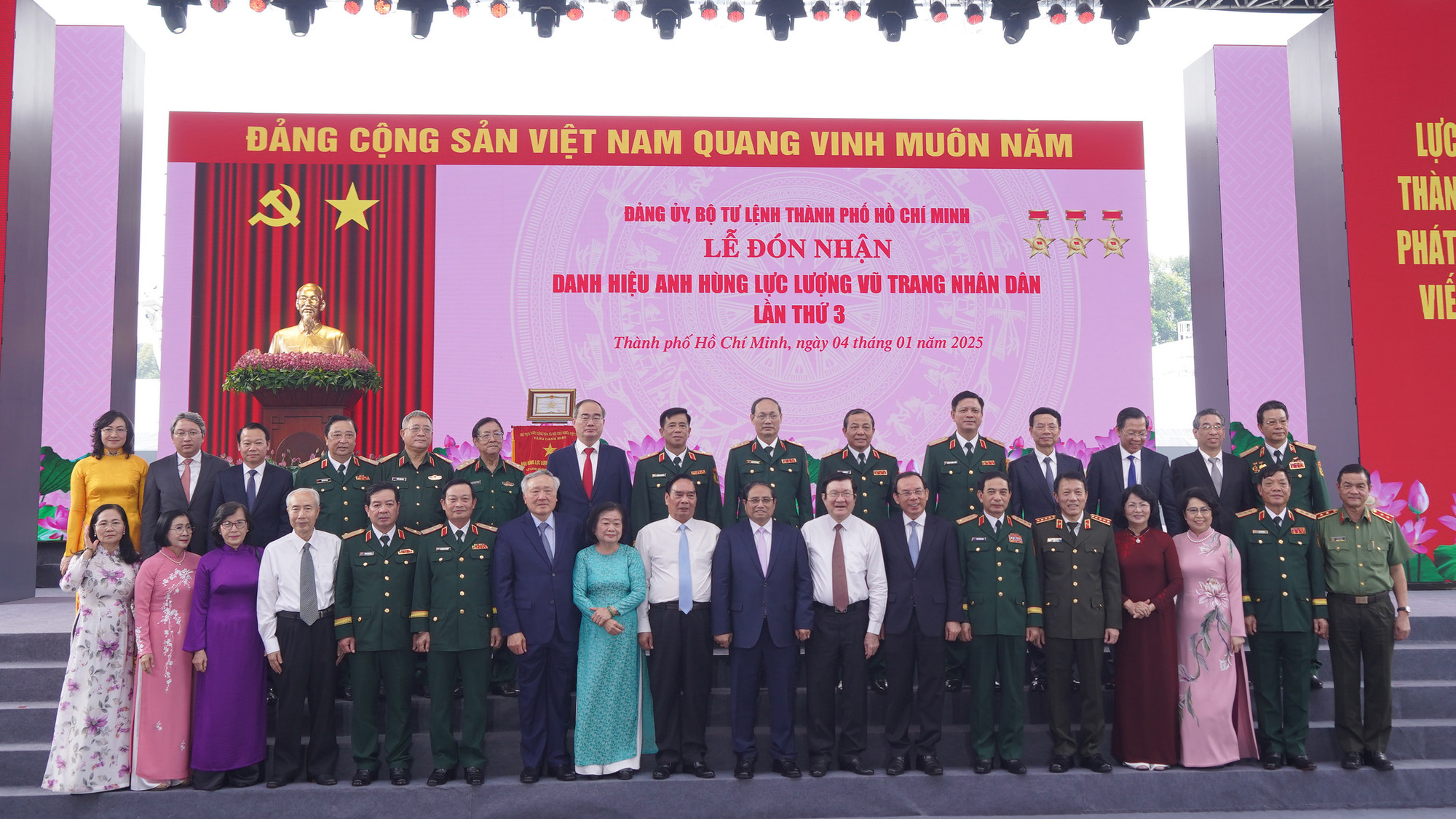 Thủ tướng Chính phủ Phạm Minh Chính chụp ảnh lưu niệm cùng các đại biểu.