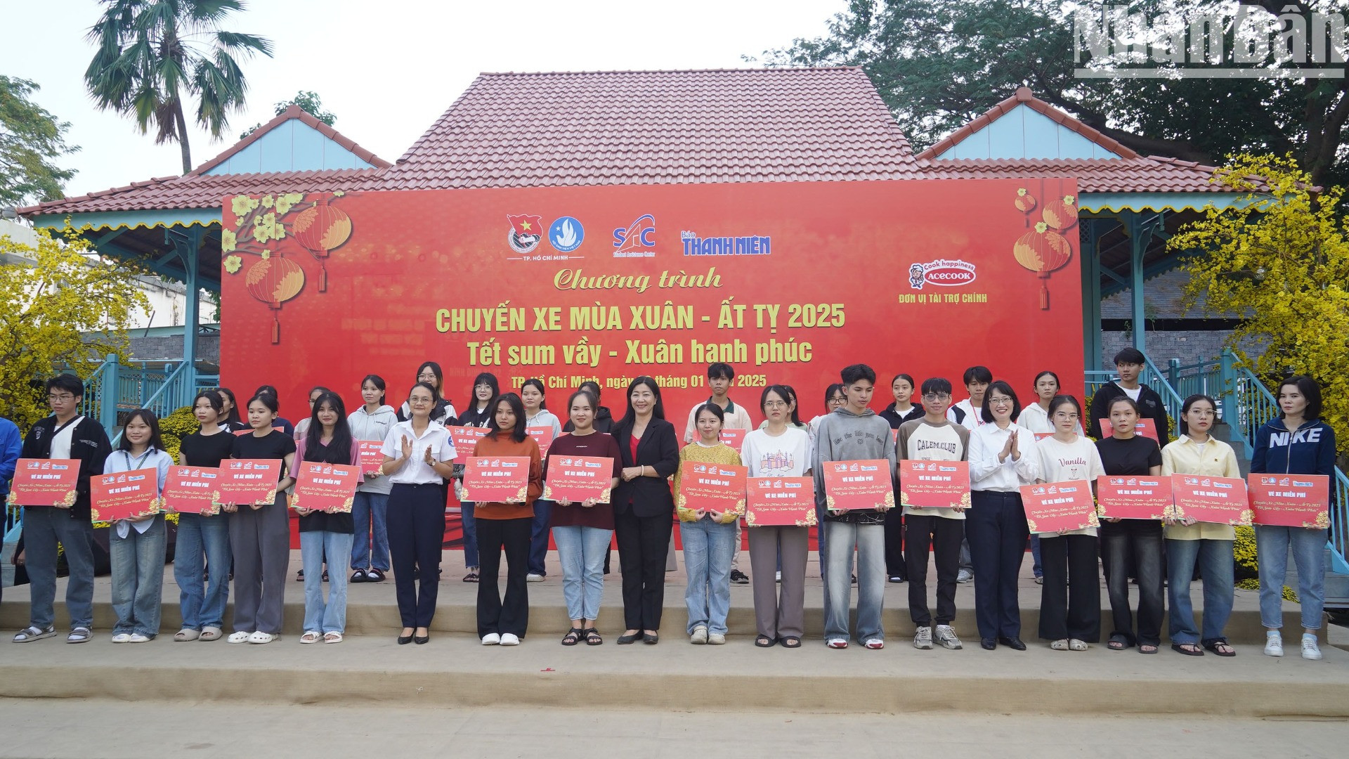 Lãnh đạo thành phố và các đơn vị trao vé miễn phí cho học sinh, sinh viên và công nhân có hoàn cảnh khó khăn trên địa bàn Thành phố Hồ Chí Minh.