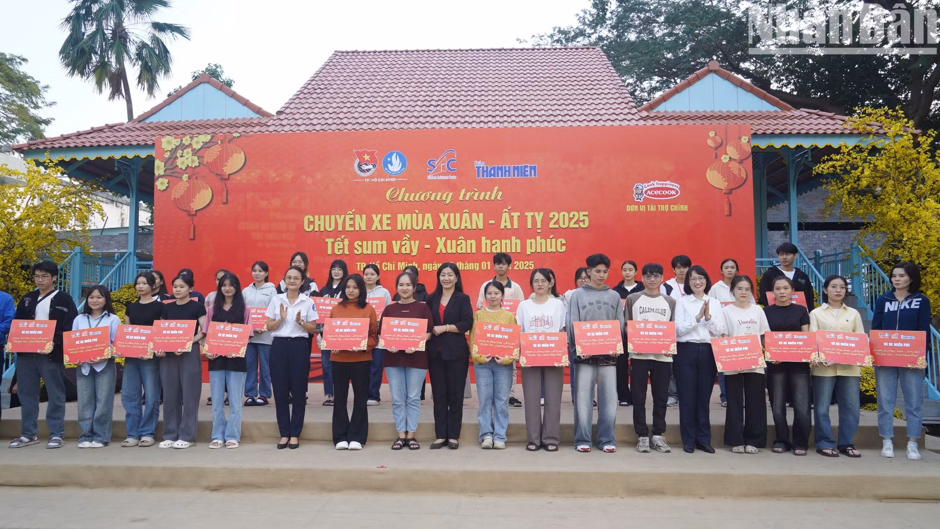 Lãnh đạo thành phố và các đơn vị trao vé miễn phí cho học sinh, sinh viên và công nhân có hoàn cảnh khó khăn trên địa bàn Thành phố Hồ Chí Minh.