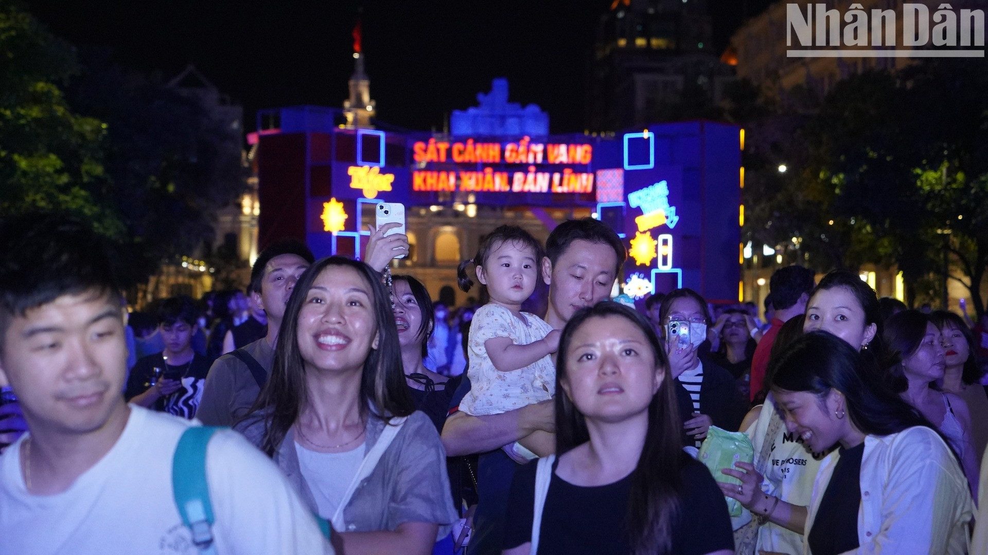 Đông đảo người dân Thành phố Hồ Chí Minh hào hứng tham gia chương trình Countdown (đếm ngược) đón chào năm mới 2025 tại Công viên Tượng đài Chủ tịch Hồ Chí Minh và phố đi bộ Nguyễn Huệ, quận 1. Cùng với đó là chương trình bắn pháo hoa nghệ thuật chào đón năm mới 2025.