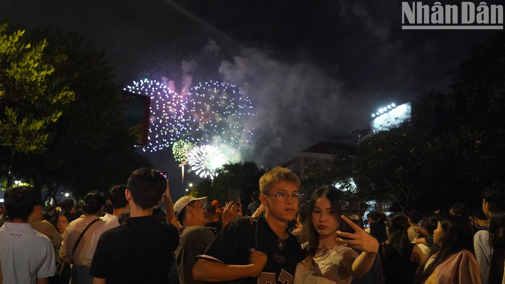 Không khí chào đón năm mới 2025 tại Thành phố Hồ Chí Minh diễn ra trong tiết trời mát mẻ. Dịp này thành phố tổ chức nhiều chương trình nghệ thuật chào năm mới tại khu vực trung tâm thành phố cũng như các địa điểm vui chơi, tham quan.