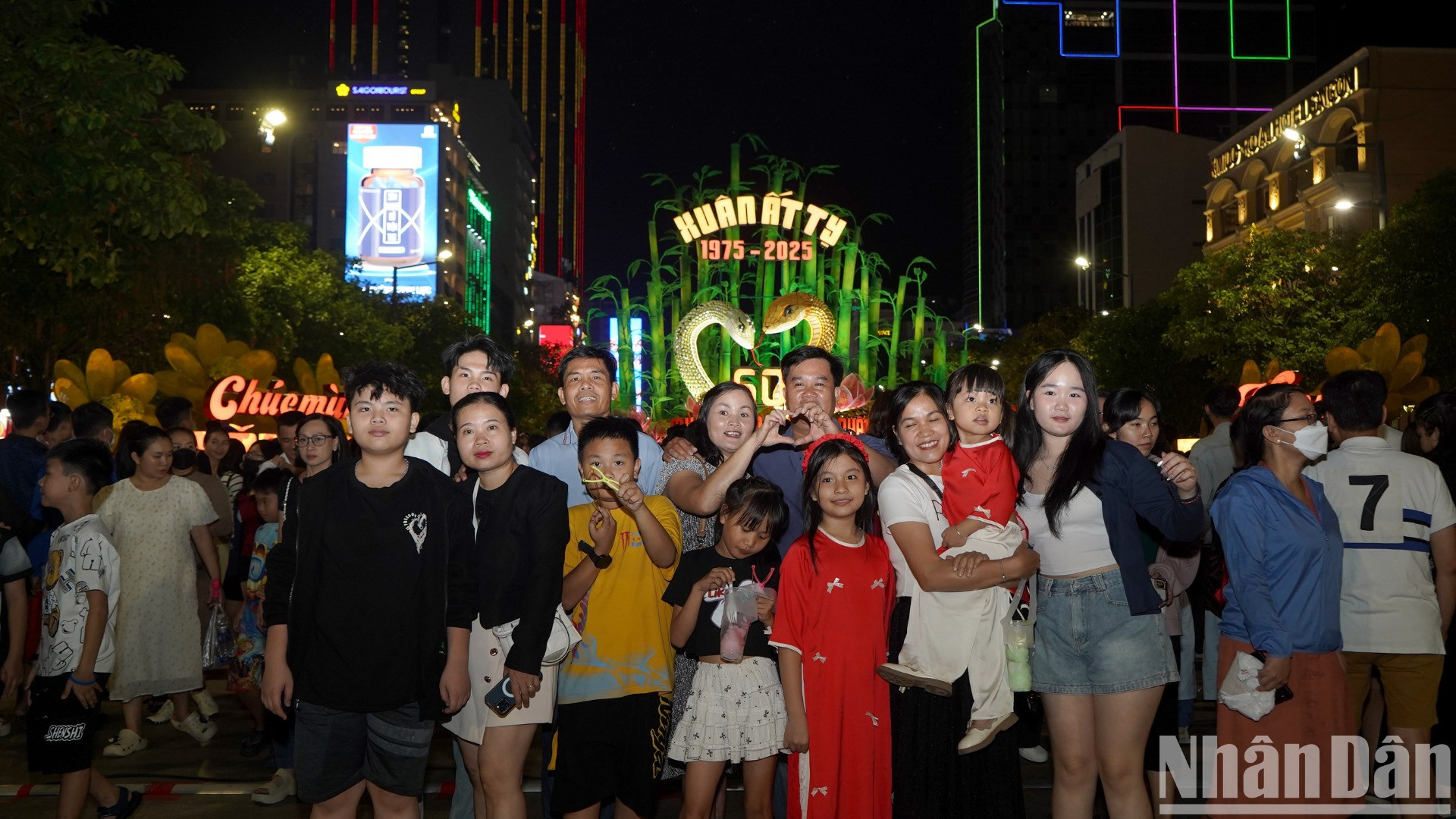 Người dân háo hức tham quan đường hoa sau giờ khai mạc. Người dân háo hức tham quan đường hoa sau giờ khai mạc.