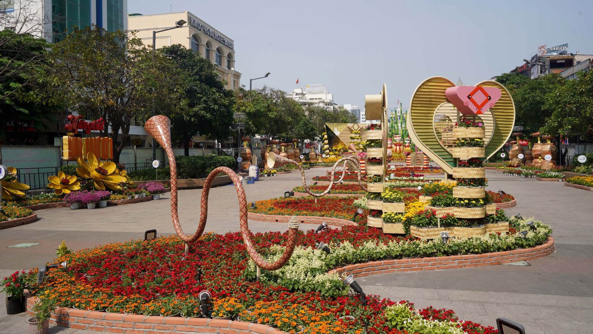 Các trung cảnh, tiểu cảnh được chăm chút đến từng chi tiết.